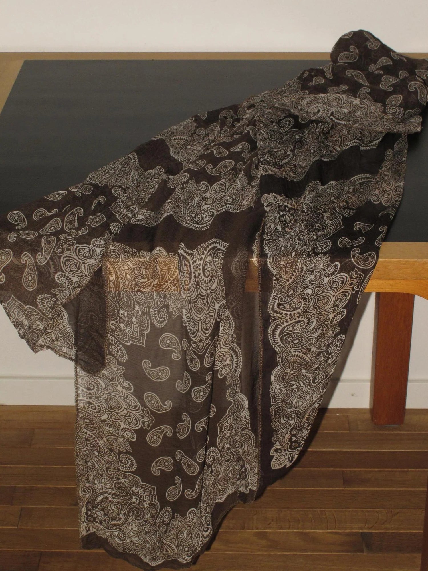 Mito de dar Low Saturation Cashew Floral Scarf V-neck T-shirt Long Sleeve