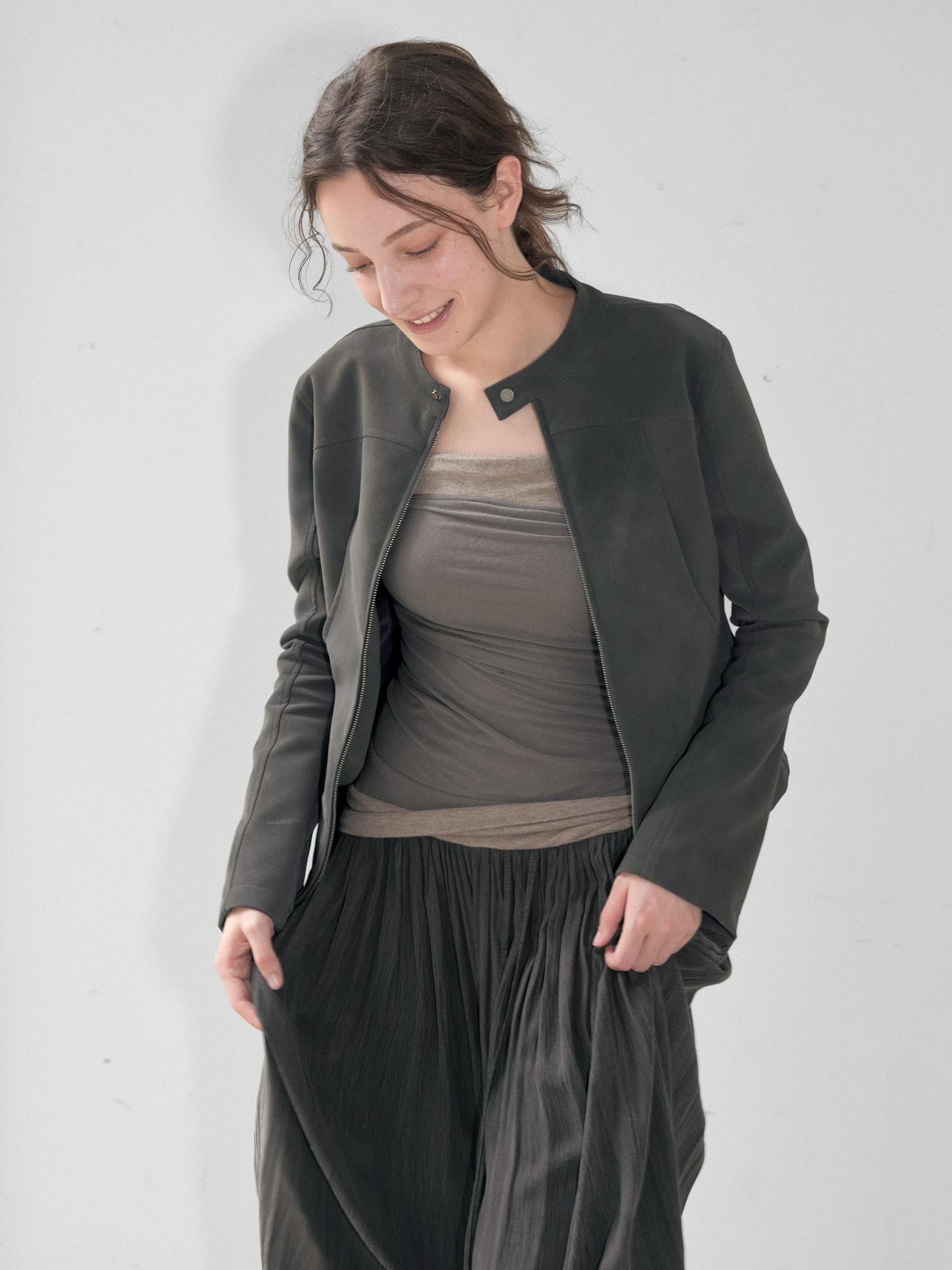 Mito de dar Matte Mist Gray Stand Collar Dual Zipper Slim Cropped Women&