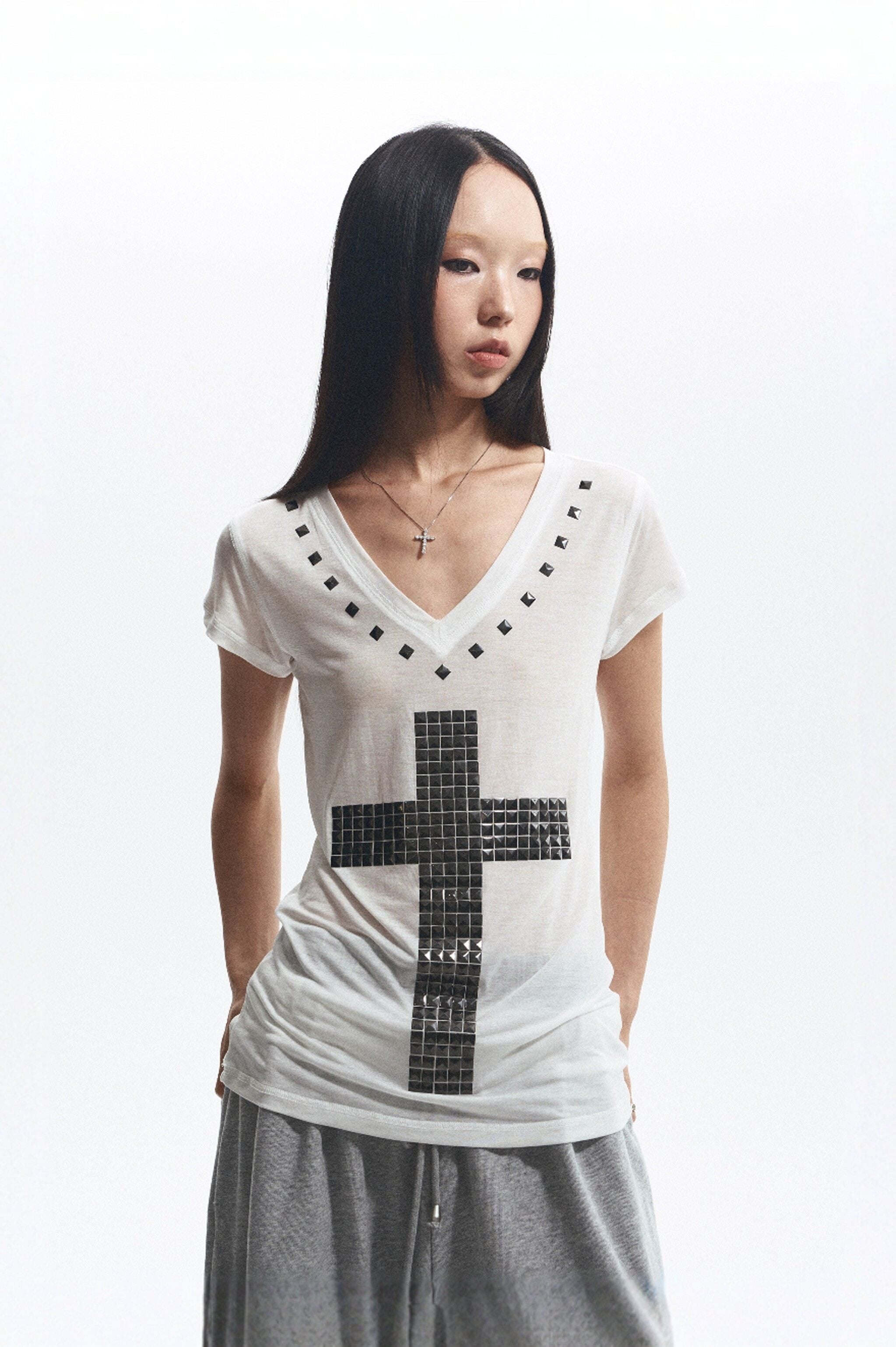 NONAME_SPACE_Loose_Fit_Cross_Rhinestone_Rivet_V-neck_Women&