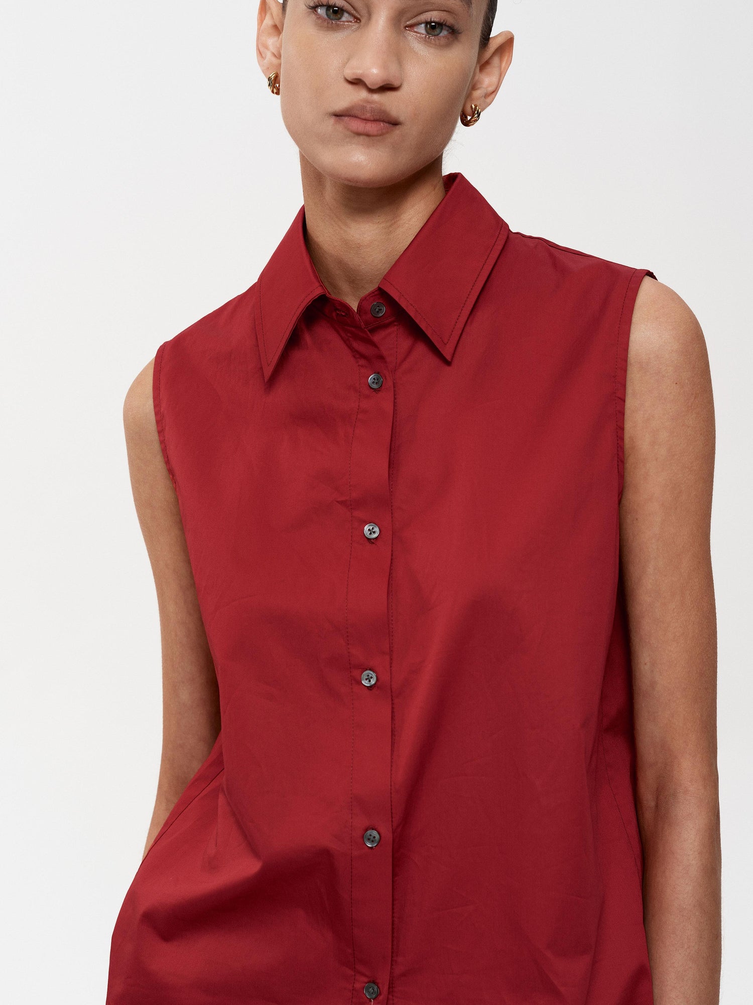 Northbutsouth Single Row Button Sleeveless Cotton Shirt in Black and Red