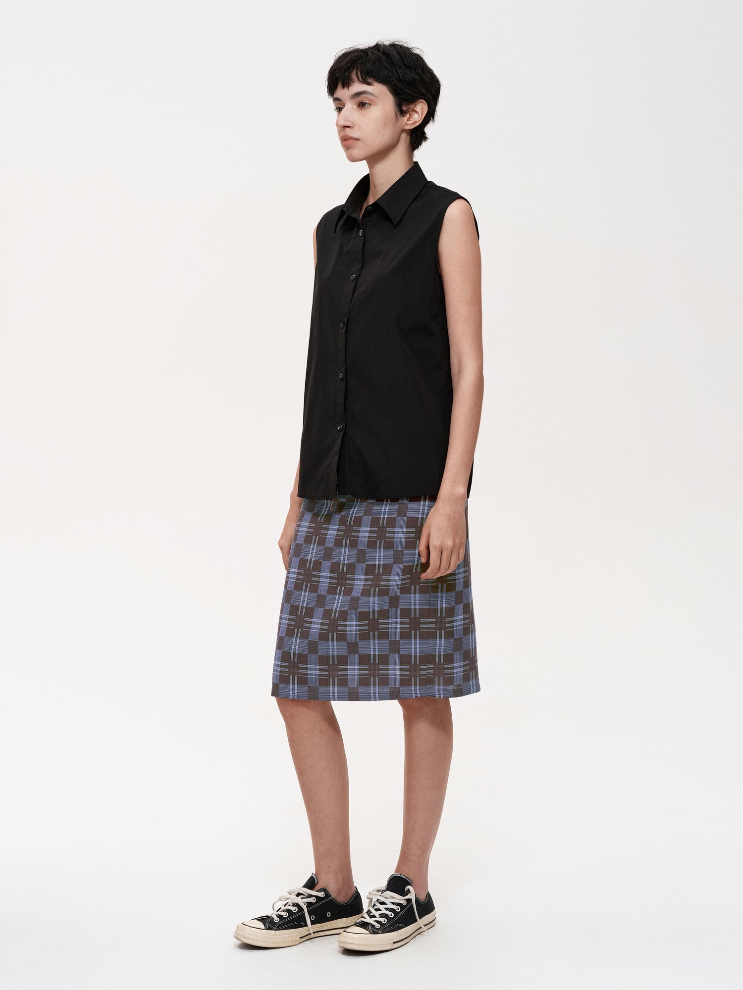 Northbutsouth Single Row Button Sleeveless Cotton Shirt in Black and Red