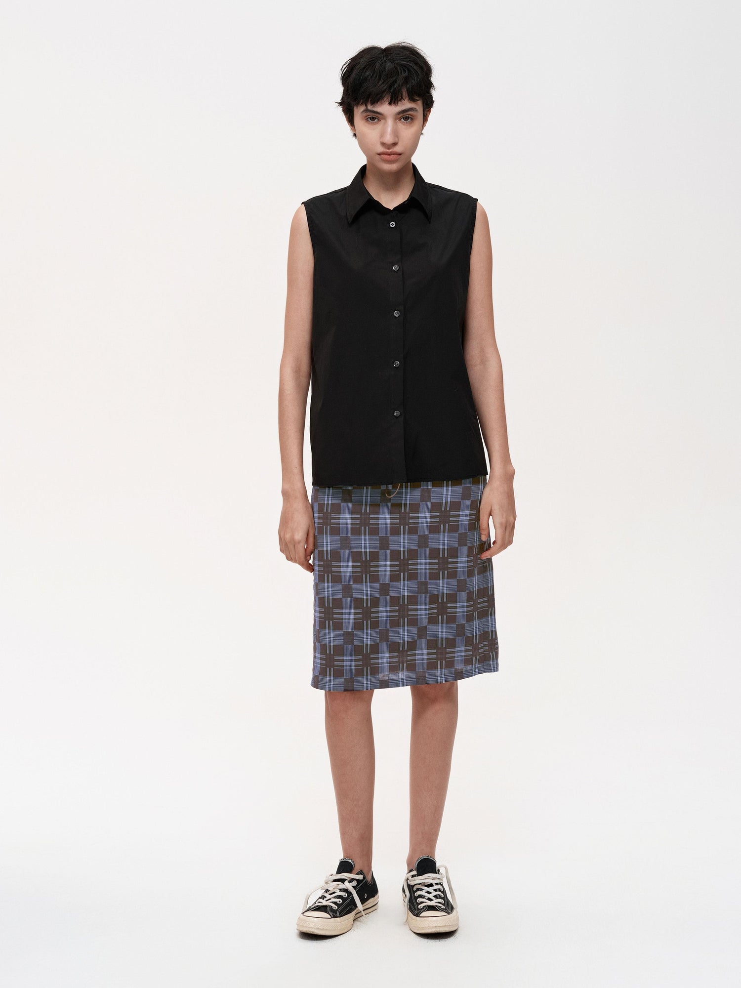 Northbutsouth Single Row Button Sleeveless Cotton Shirt in Black and Red