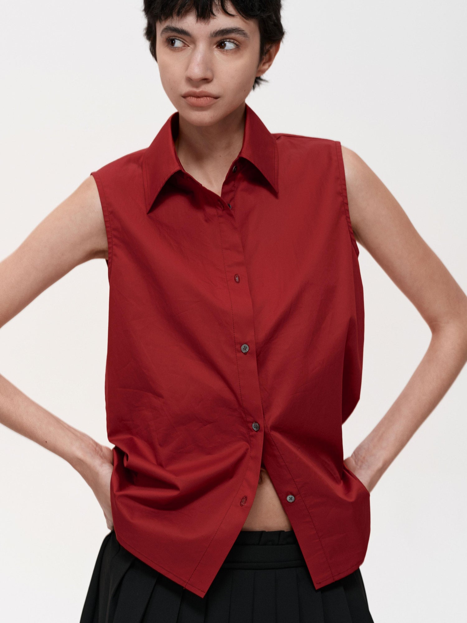 Northbutsouth Single Row Button Sleeveless Cotton Shirt in Black and Red