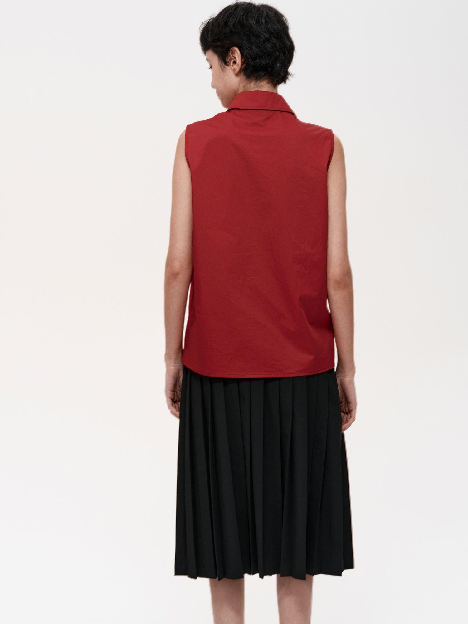 Northbutsouth Single Row Button Sleeveless Cotton Shirt in Black and Red