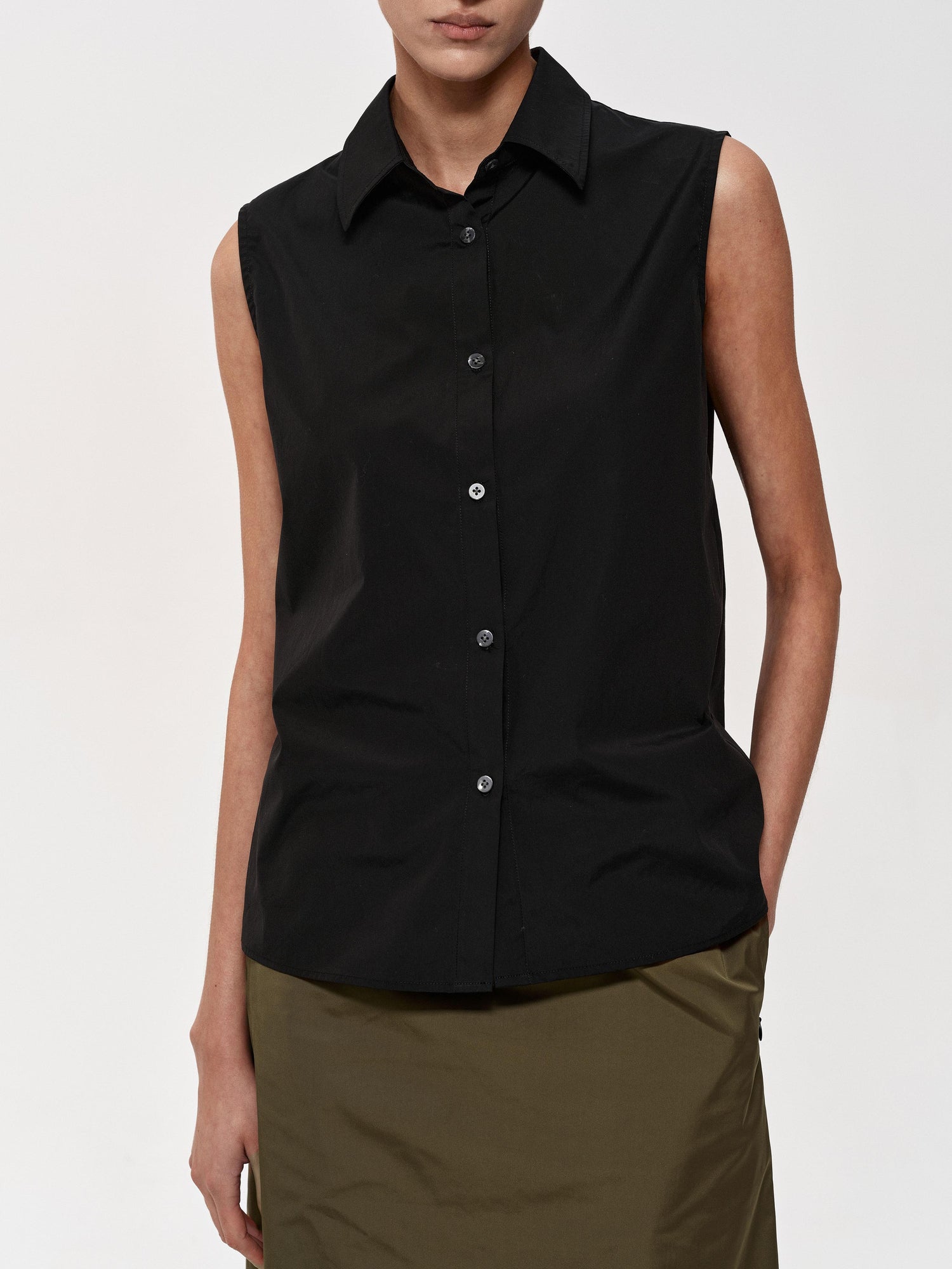 Northbutsouth Single Row Button Sleeveless Cotton Shirt in Black and Red