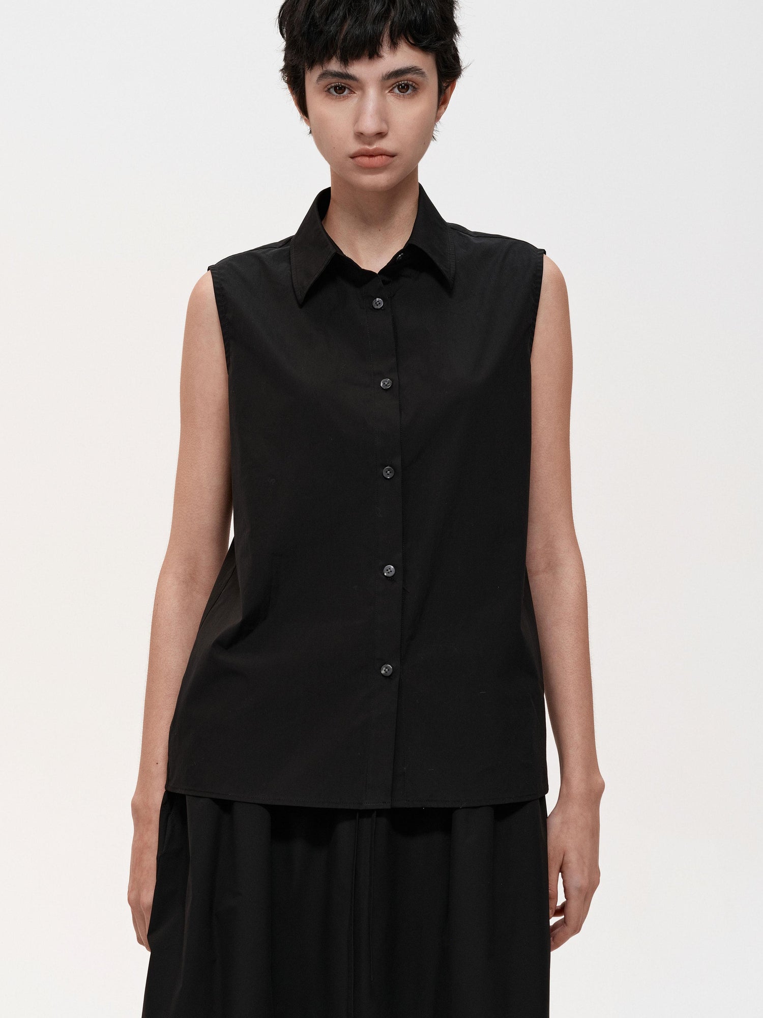 Northbutsouth Single Row Button Sleeveless Cotton Shirt in Black and Red