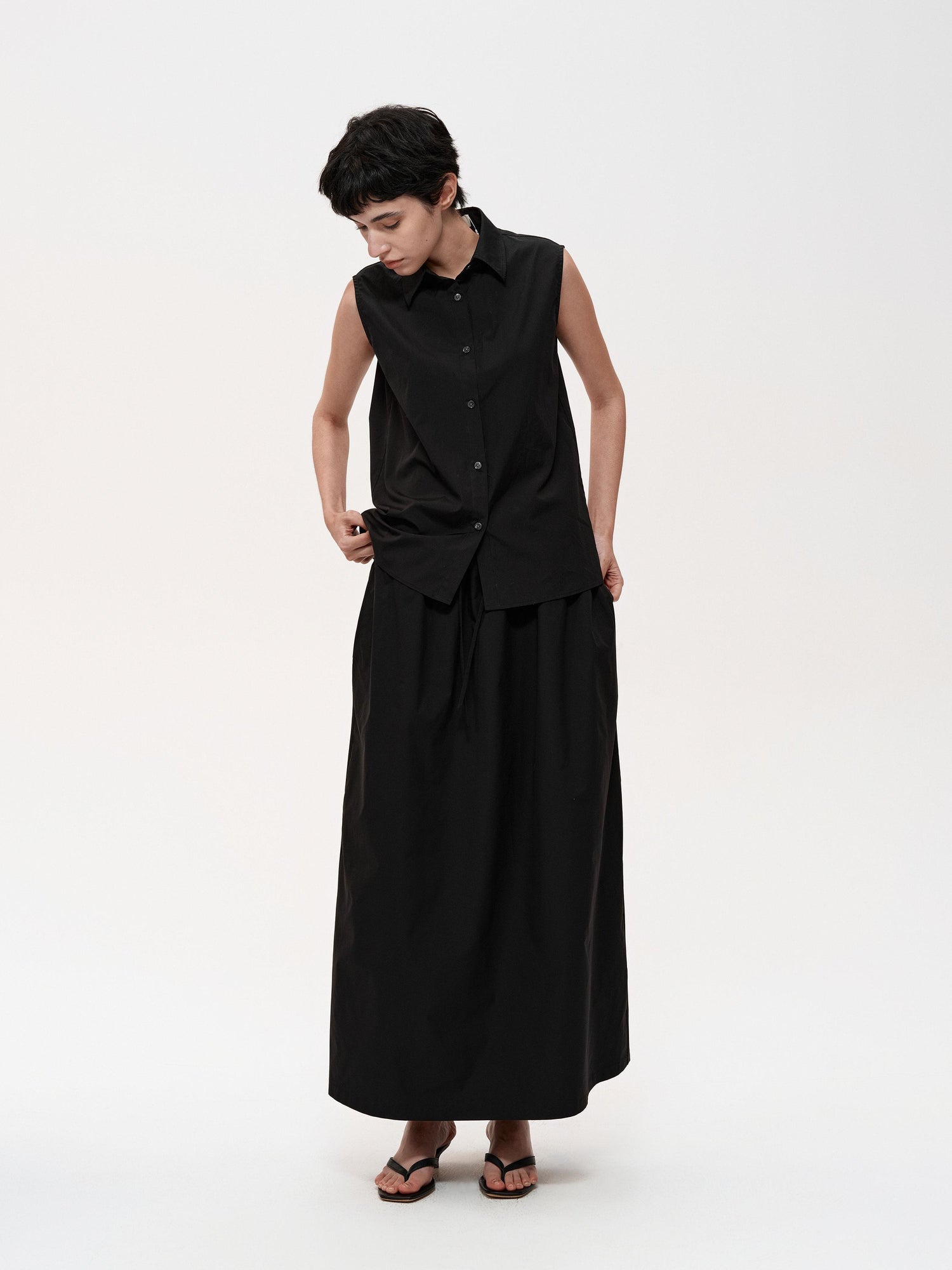 Northbutsouth Single Row Button Sleeveless Cotton Shirt in Black and Red