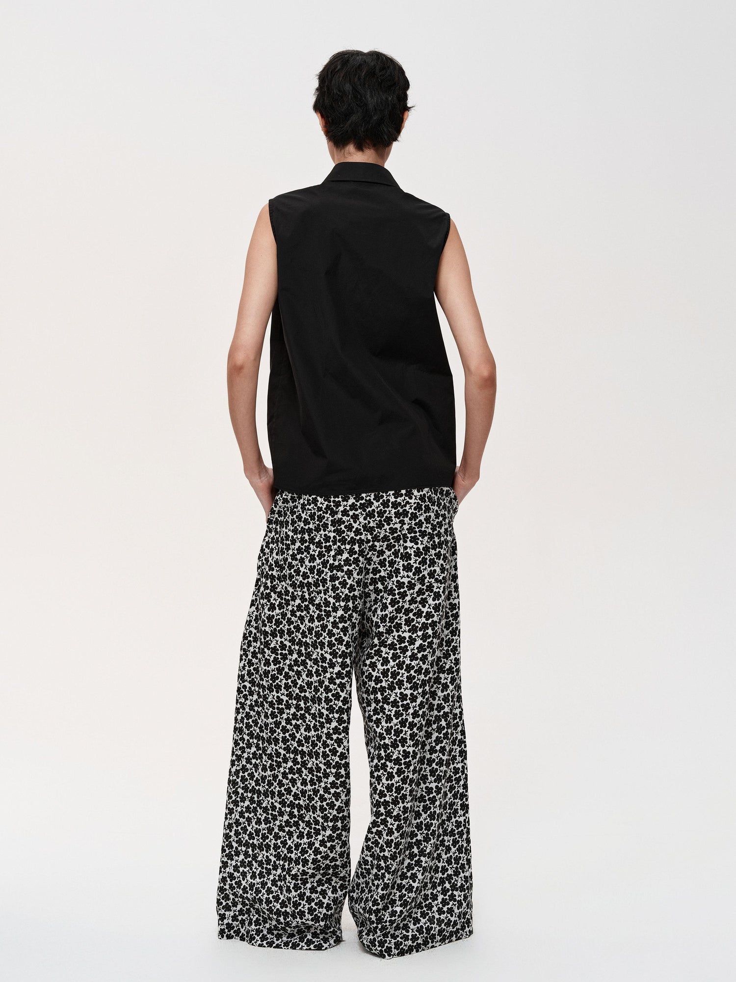 Northbutsouth Single Row Button Sleeveless Cotton Shirt in Black and Red