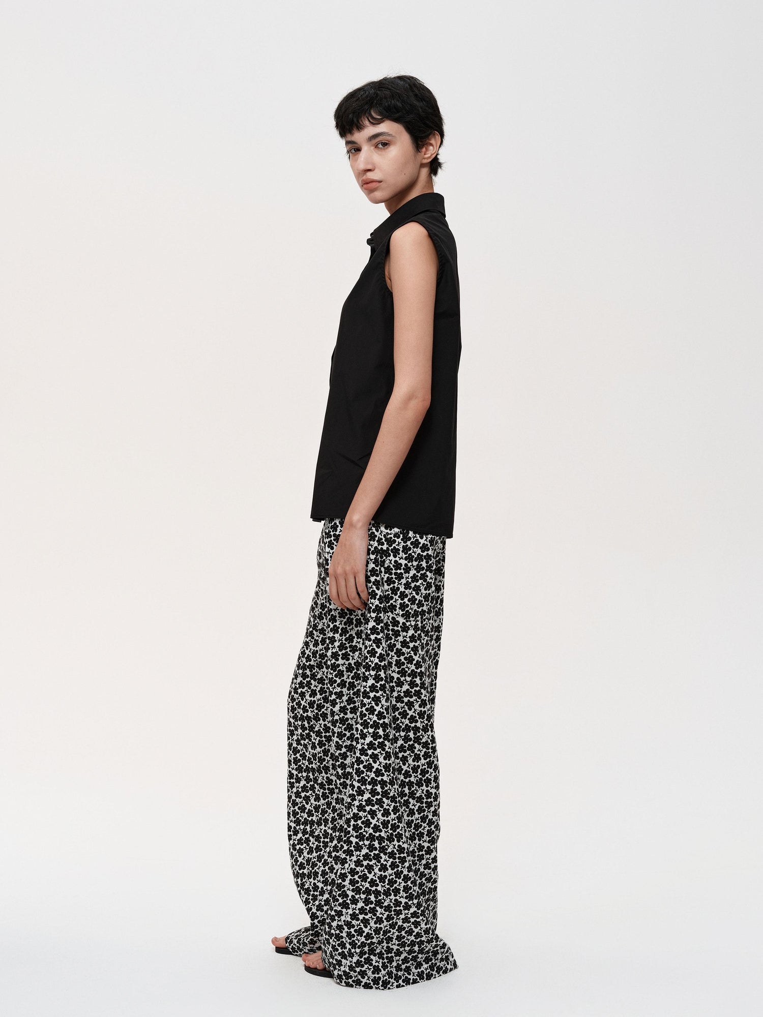 Northbutsouth Single Row Button Sleeveless Cotton Shirt in Black and Red