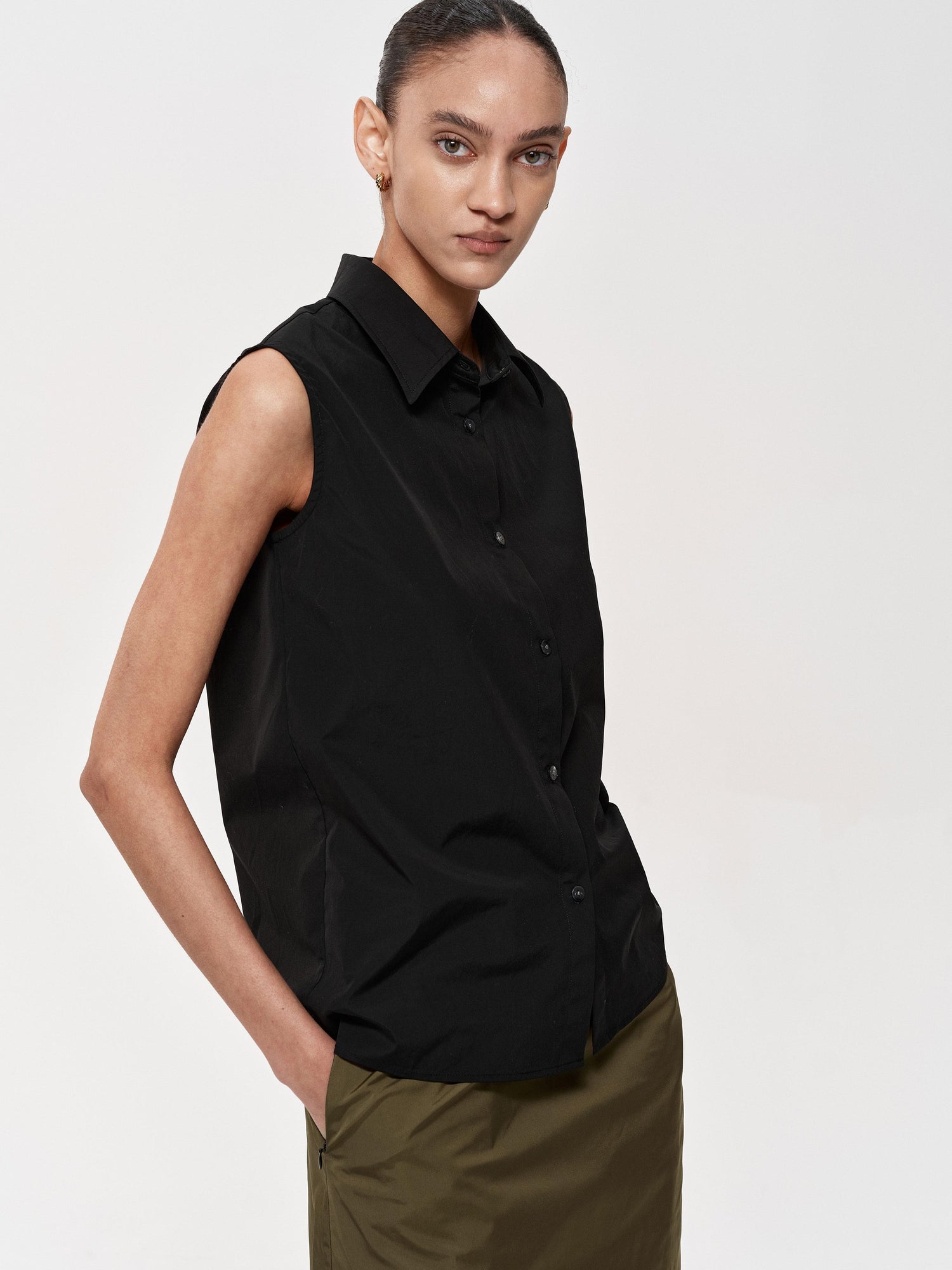Northbutsouth Single Row Button Sleeveless Cotton Shirt in Black and Red
