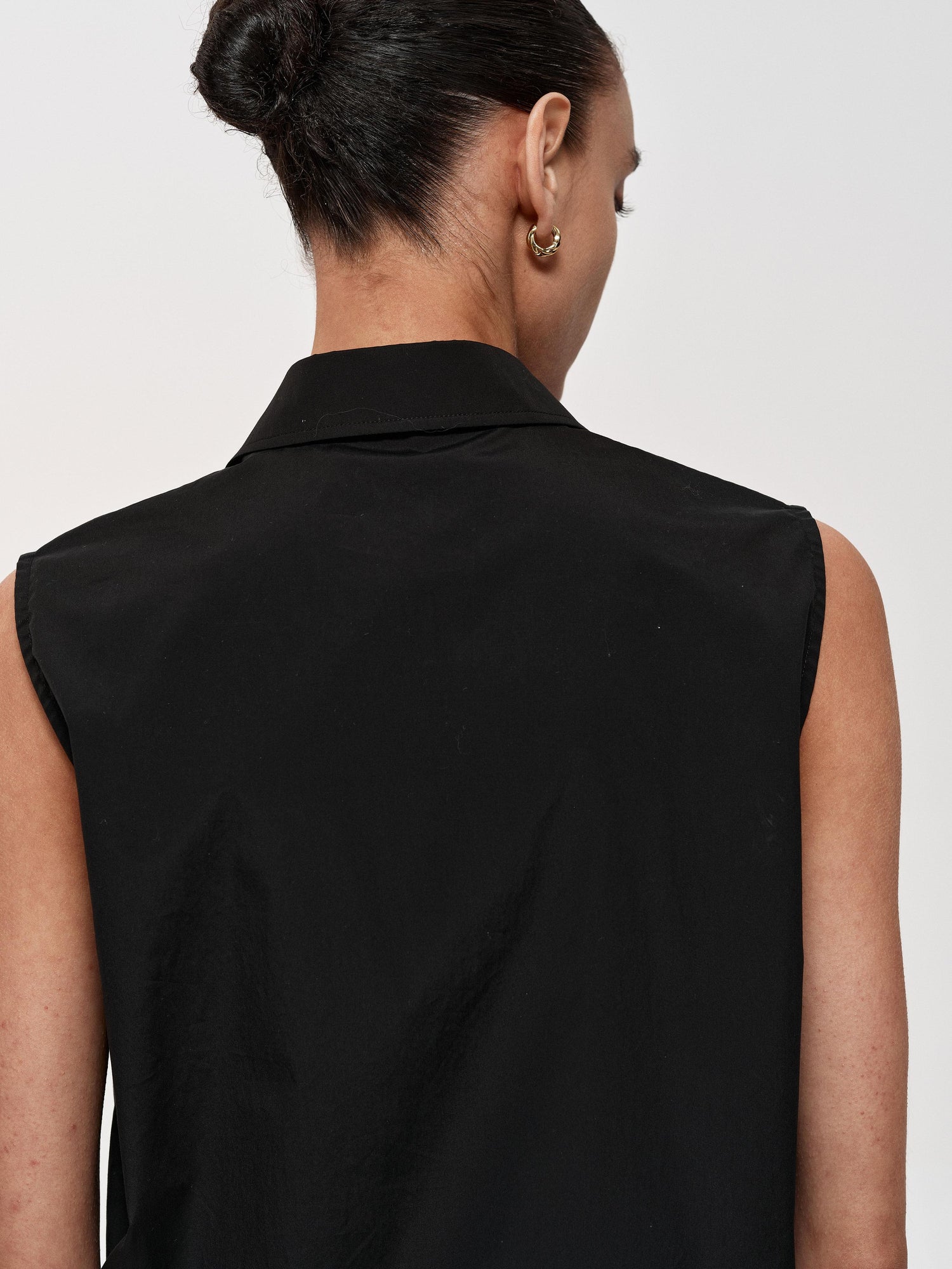 Northbutsouth Single Row Button Sleeveless Cotton Shirt in Black and Red