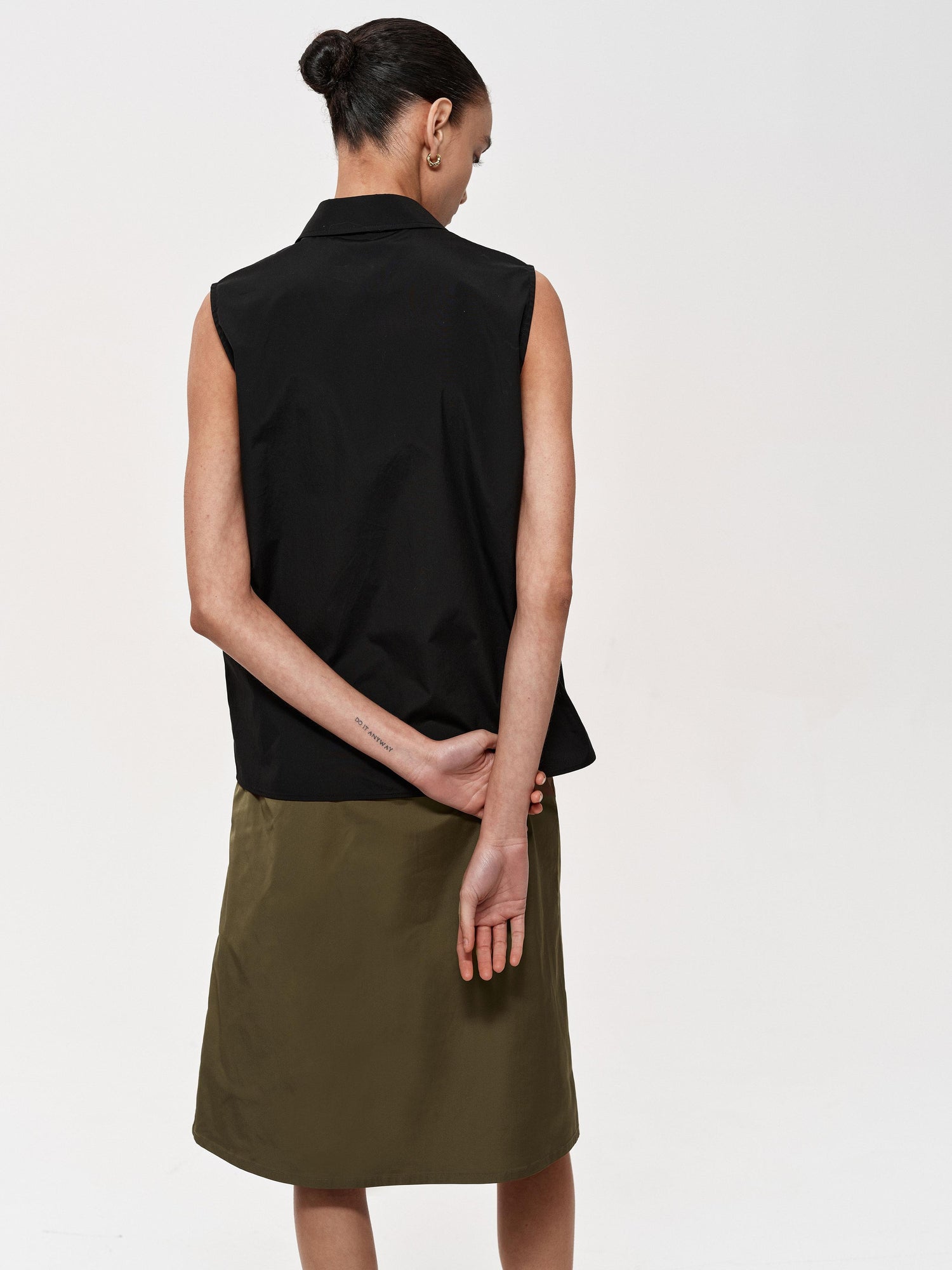 Northbutsouth Single Row Button Sleeveless Cotton Shirt in Black and Red