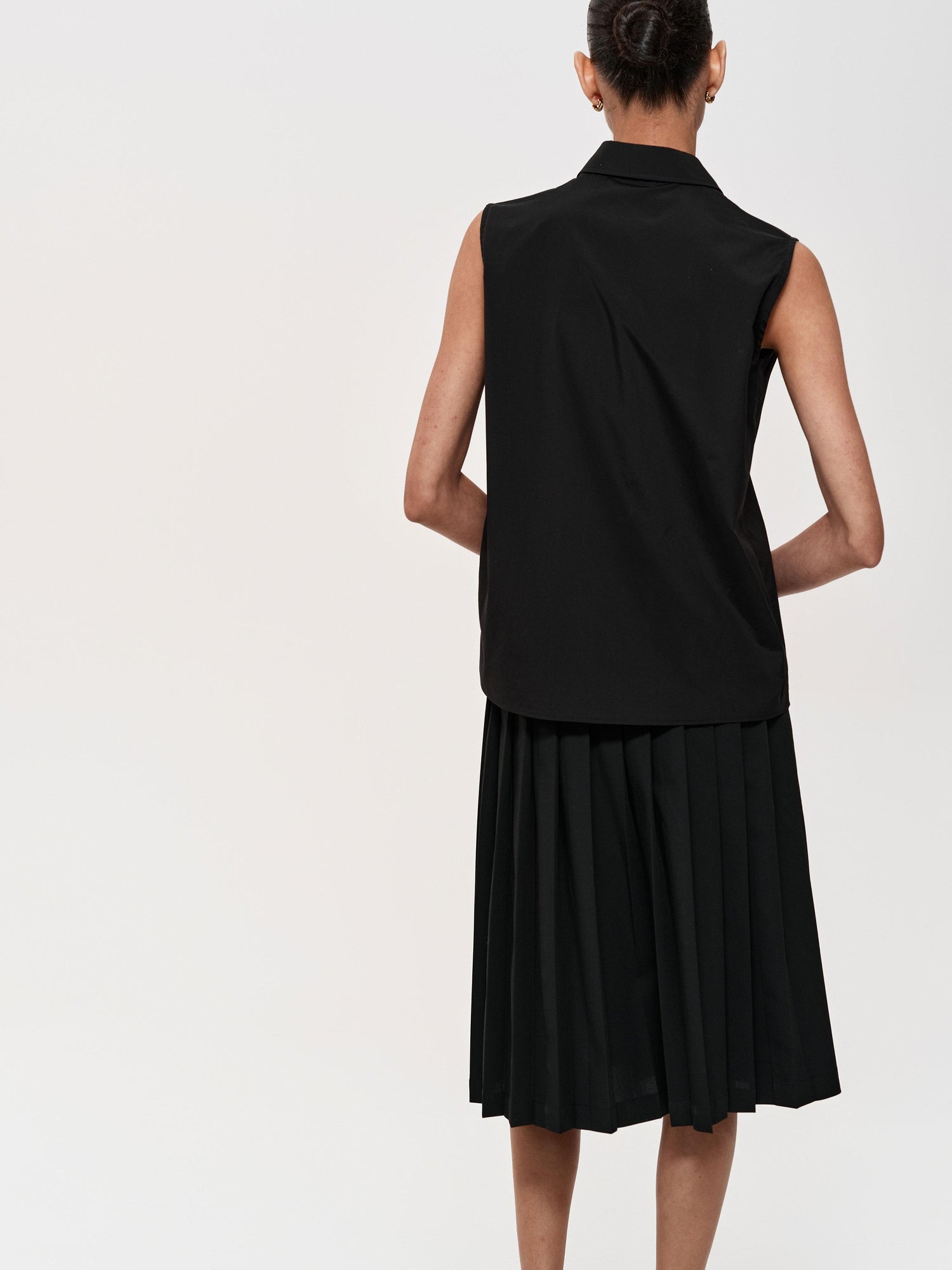 Northbutsouth Single Row Button Sleeveless Cotton Shirt in Black and Red