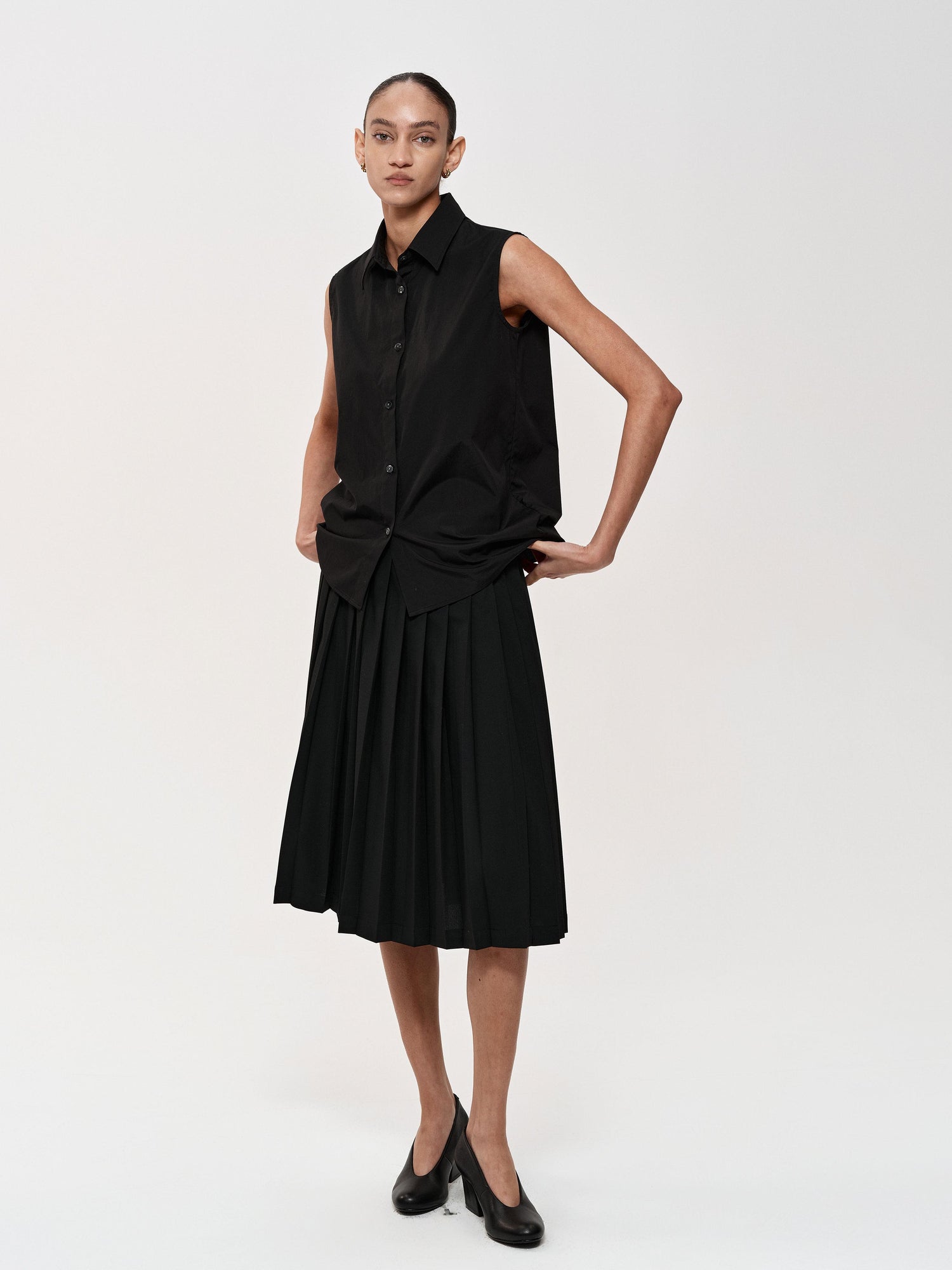 Northbutsouth Single Row Button Sleeveless Cotton Shirt in Black and Red