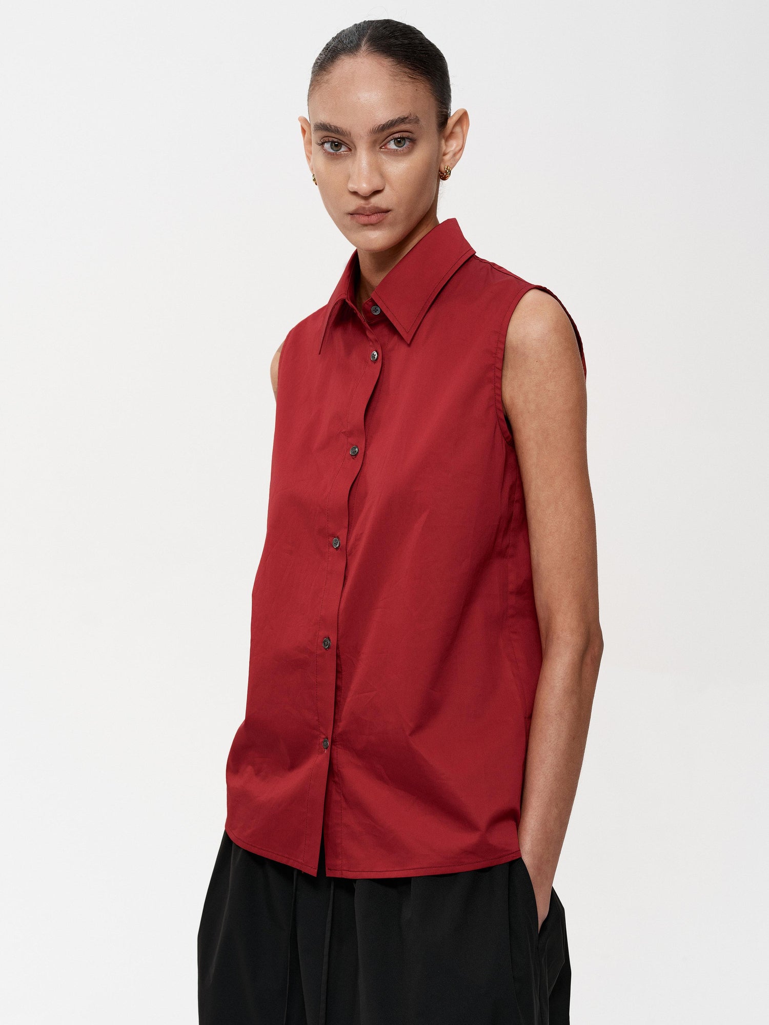 Northbutsouth Single Row Button Sleeveless Cotton Shirt in Black and Red