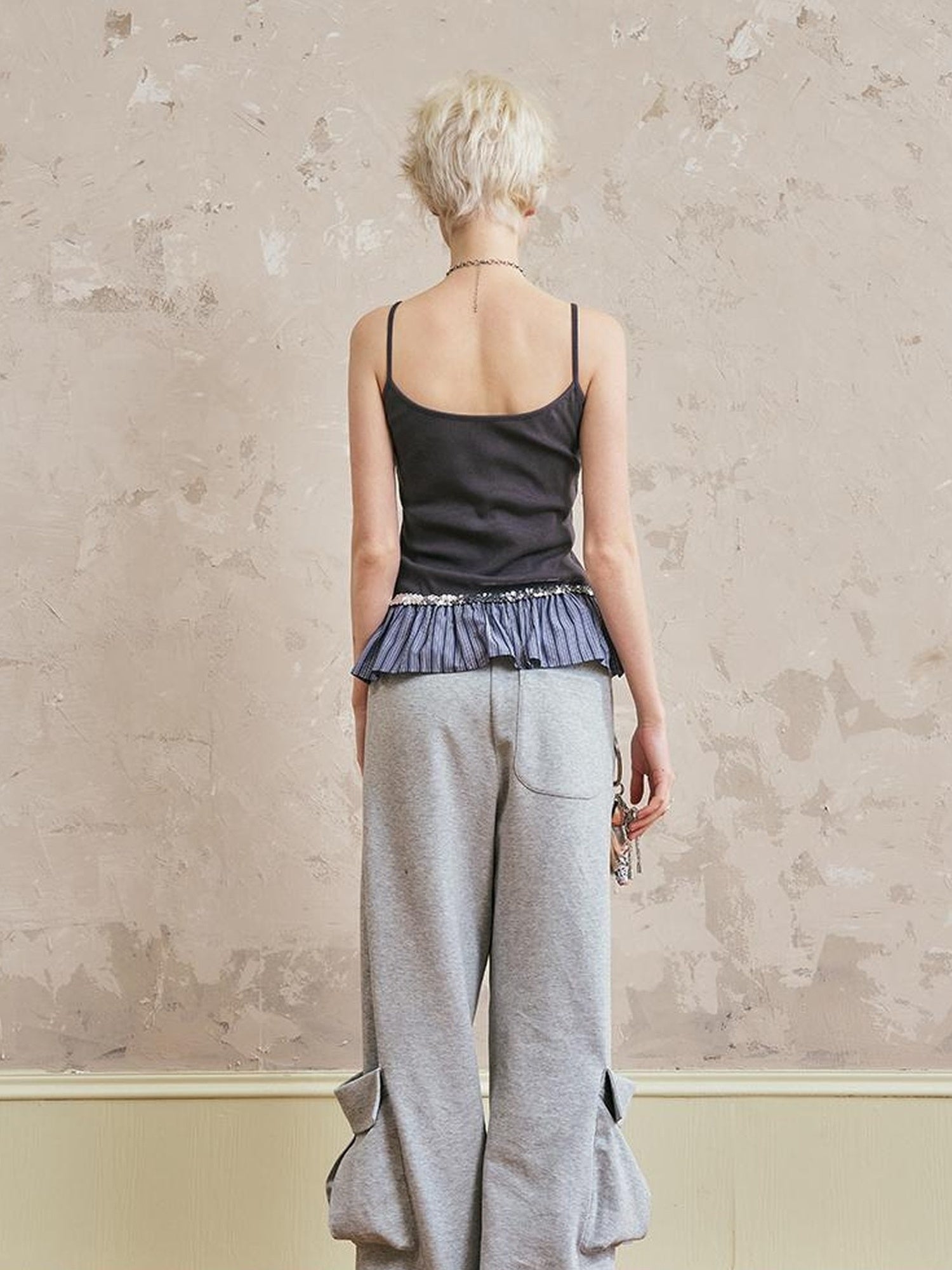 Schmal geschnittenes Camisole mit plissiertem Spitzenbesatz und Kontrast