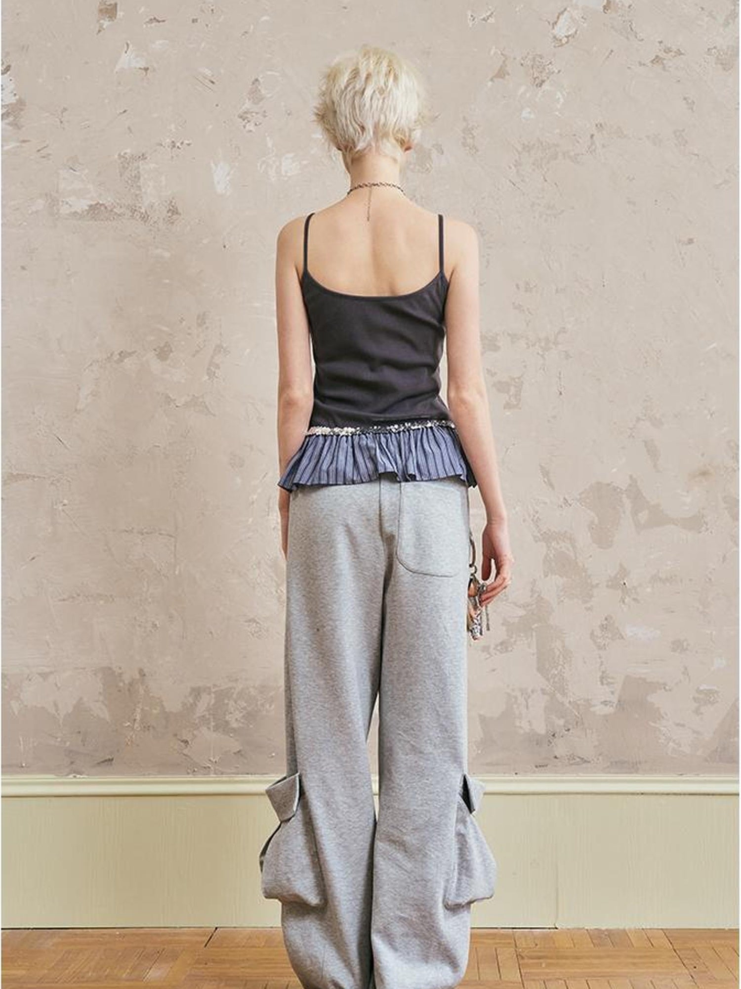 Schmal geschnittenes Camisole mit plissiertem Spitzenbesatz und Kontrast