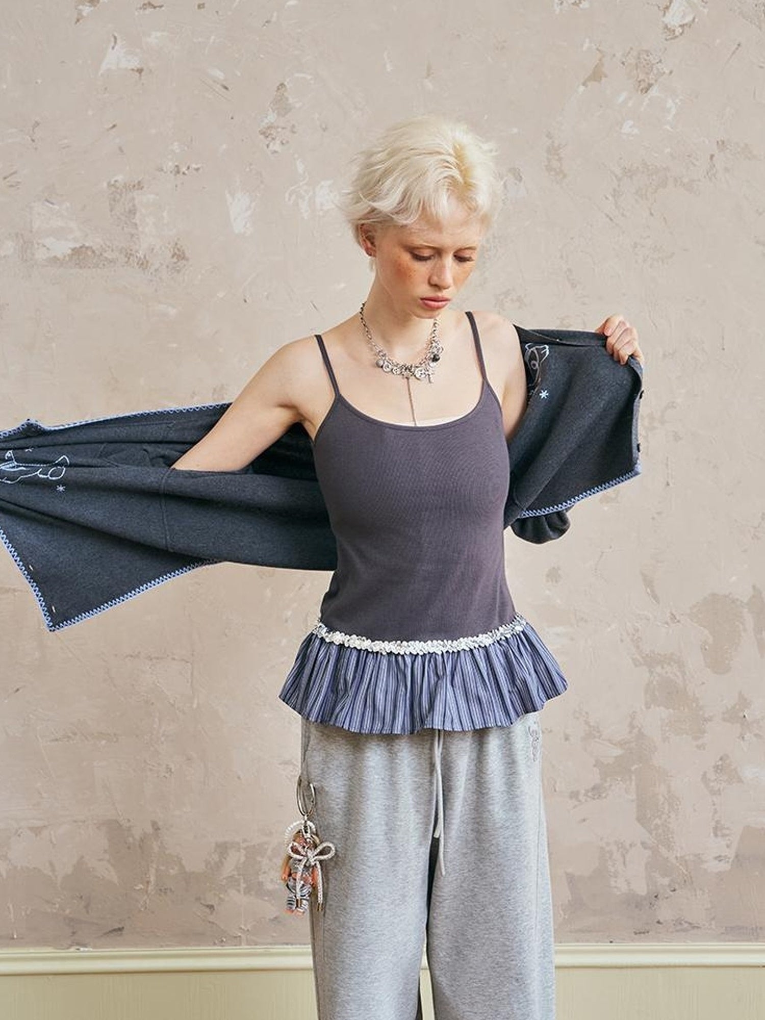 Schmal geschnittenes Camisole mit plissiertem Spitzenbesatz und Kontrast