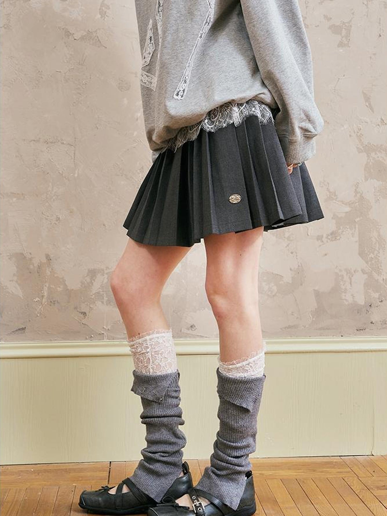 DIDDI MODA Pleated Mini Skirt With Metallic Logo Structured Flowy
