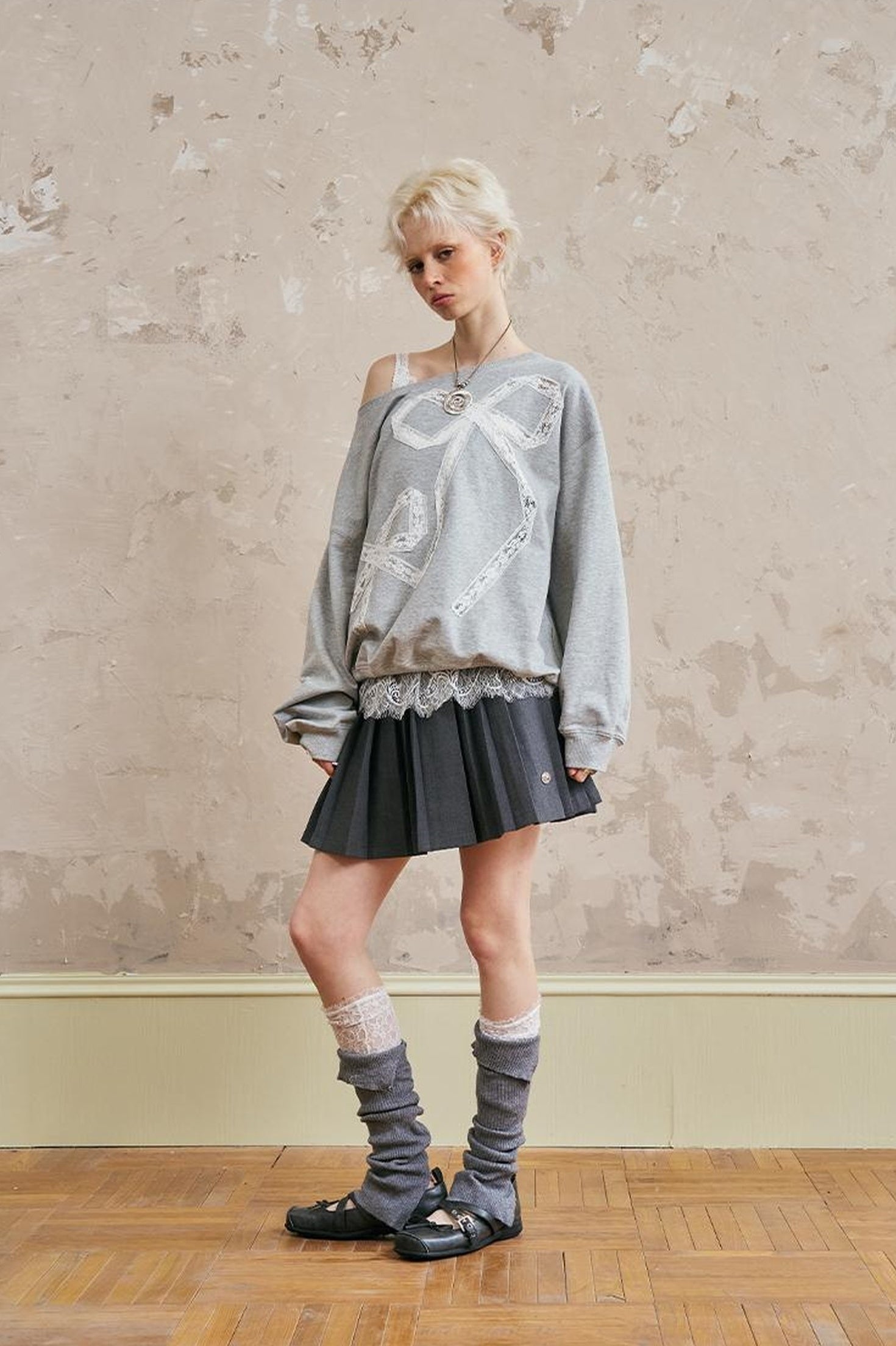 DIDDI MODA Pleated Mini Skirt With Metallic Logo Structured Flowy