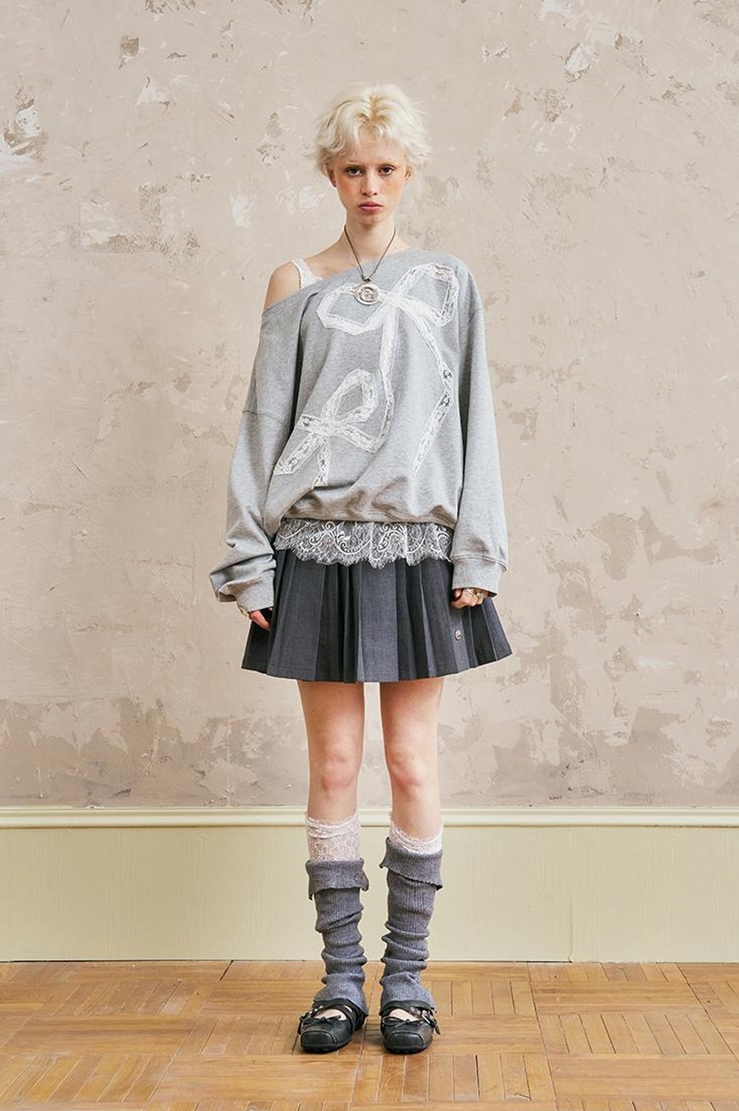 DIDDI MODA Pleated Mini Skirt With Metallic Logo Structured Flowy