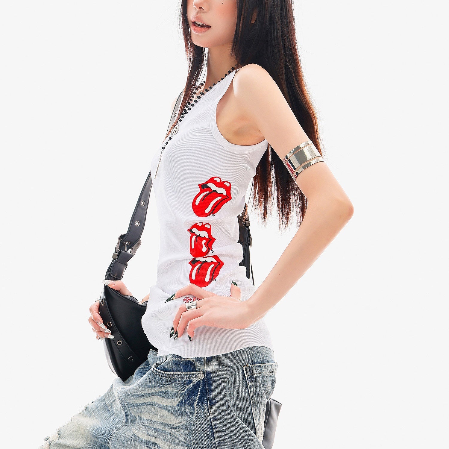 QIUQIU_STUDIO_Graffiti_Letter_And_Red_Lip_Print_Slim_Crew_Neck_Women&