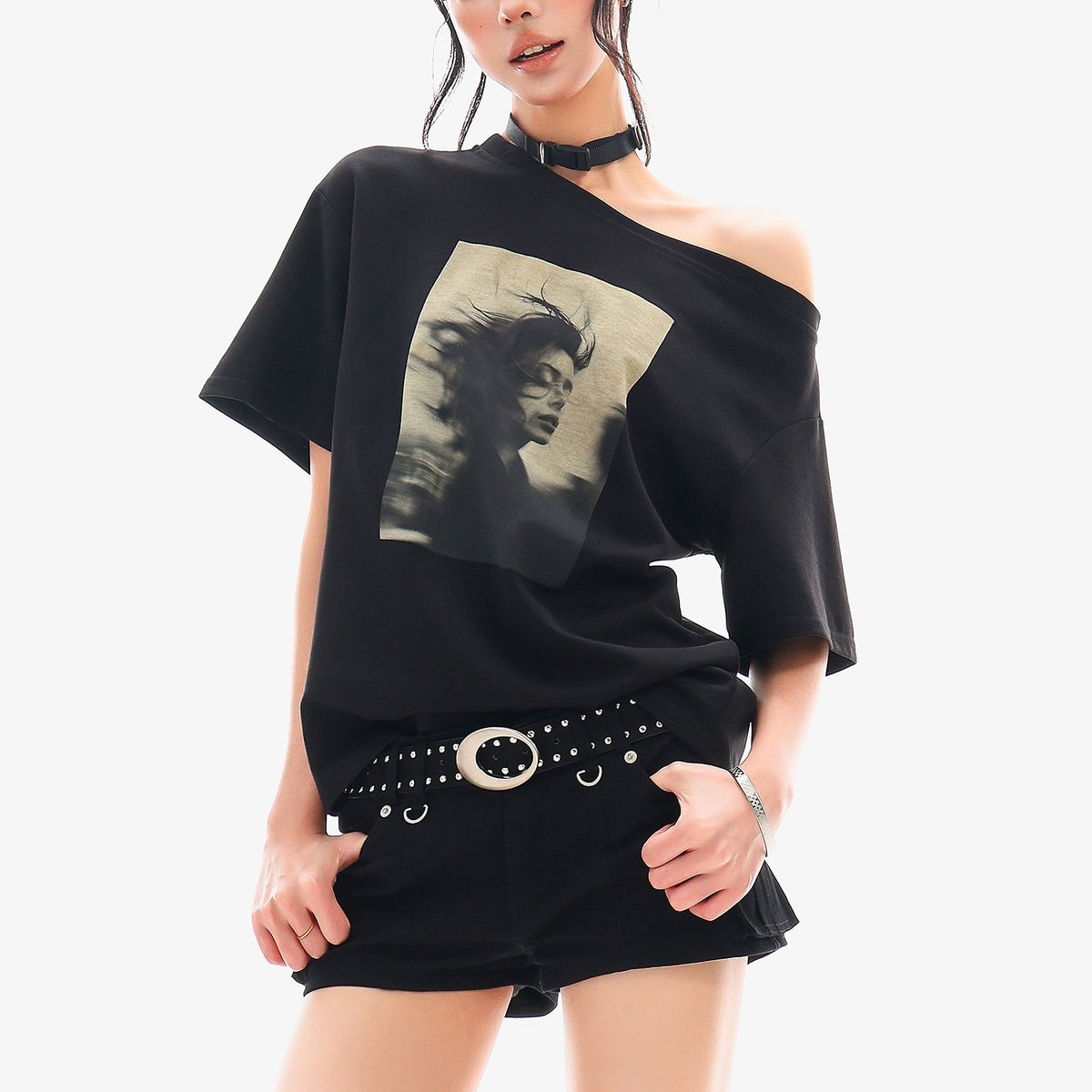 QIUQIU_STUDIO_Portrait_Print_Asymmetric_Shoulder_Loose_Fit_Women&