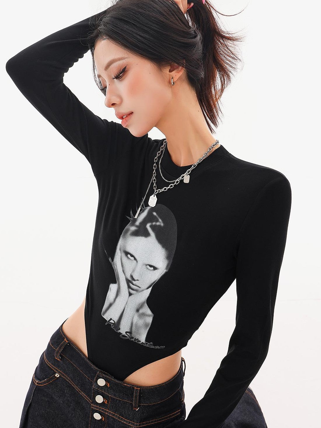 QIUQIU STUDIO Portrait Print Crew Neck Cropped Slim Fit Women&