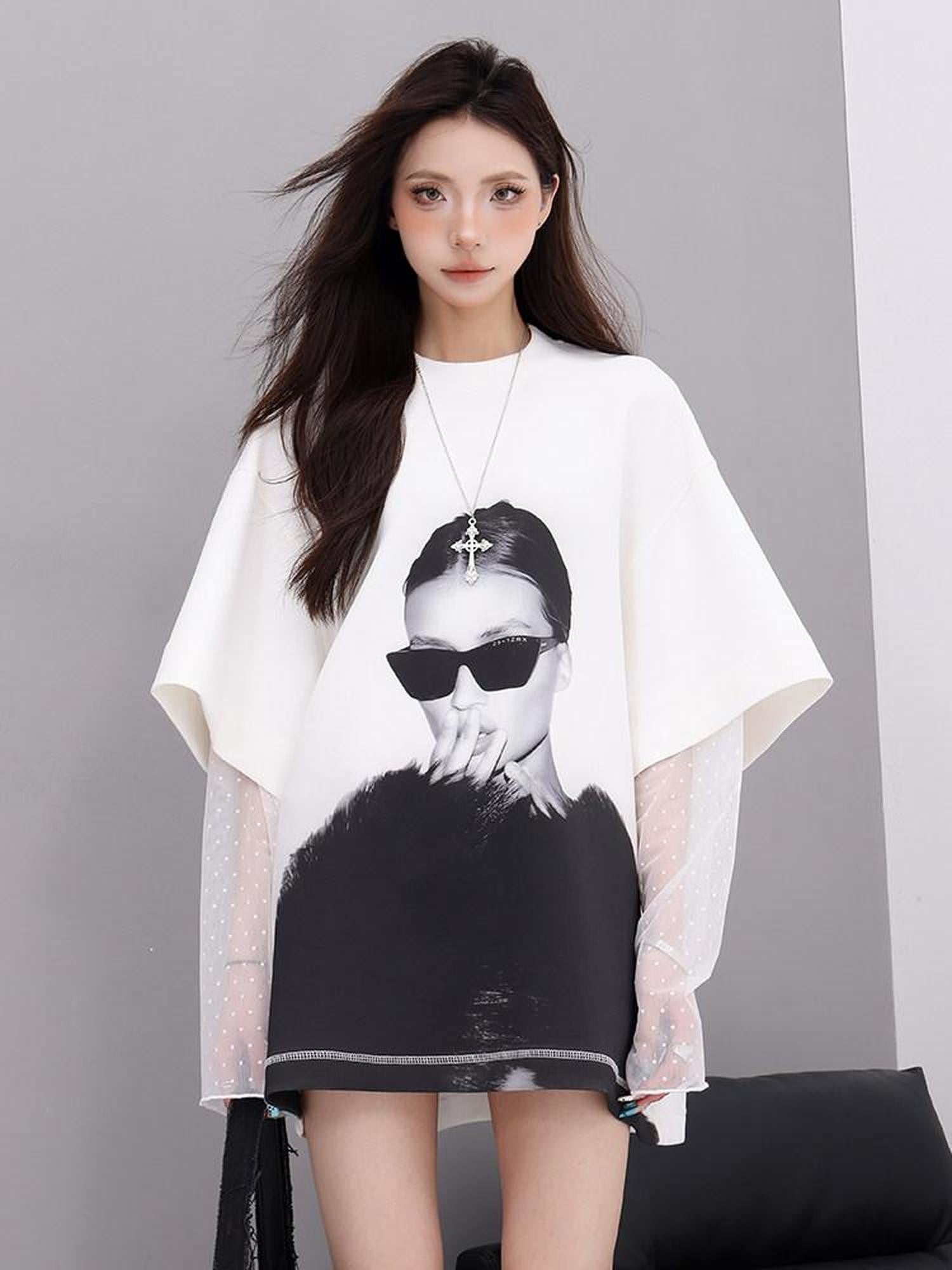 QIUQIU STUDIO Portrait Print Lace Splice Round Neck Long Sleeve Women&
