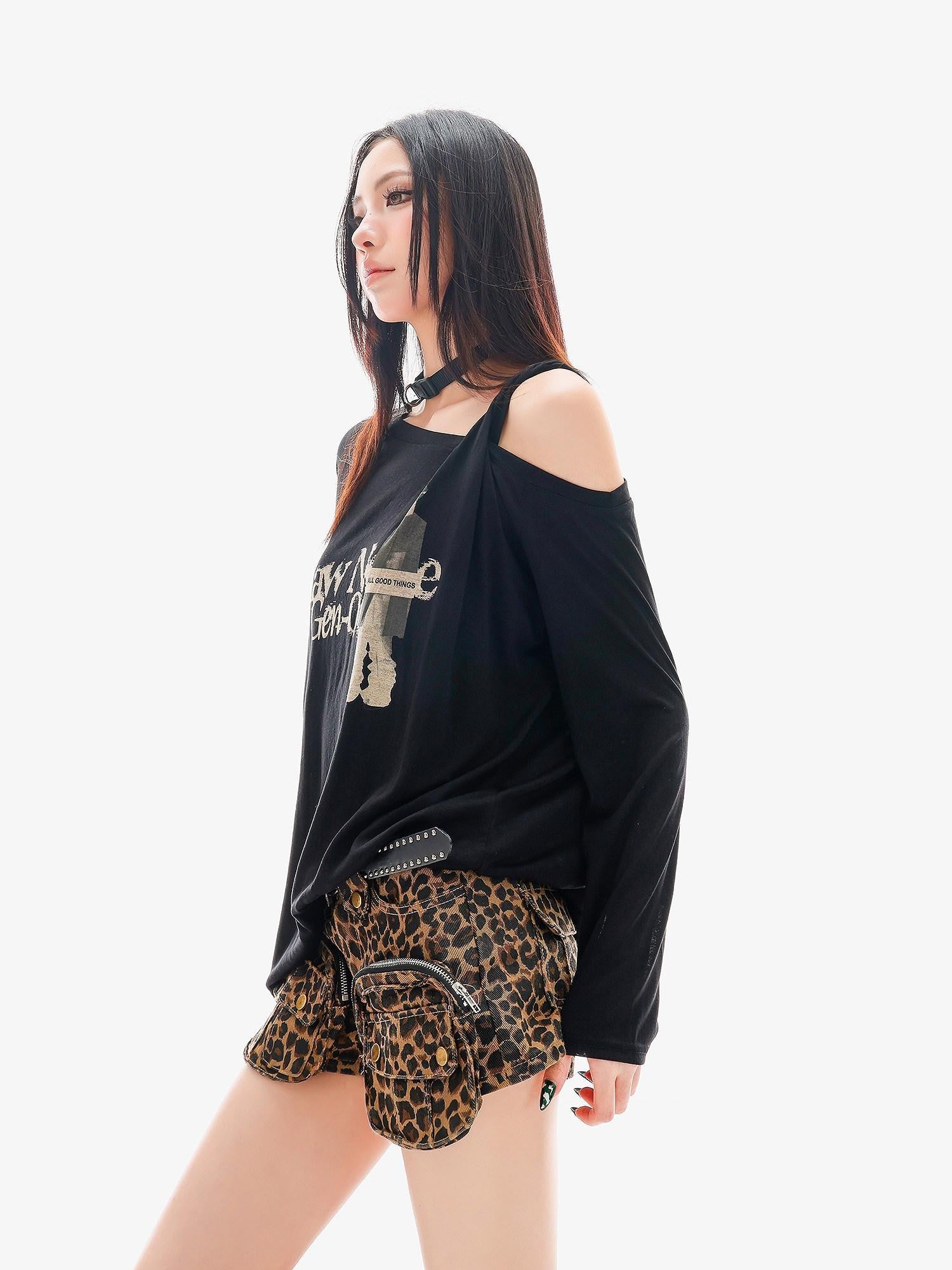 QIUQIU STUDIO Sheer One Shoulder Letter Portrait Print Women&