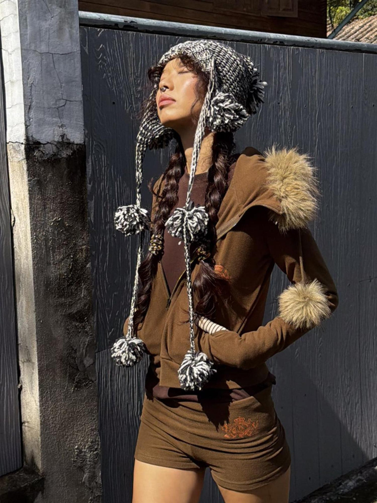 QUORRA S CHORD Handmade Wool Pom Pom Monochrome Knit Women&