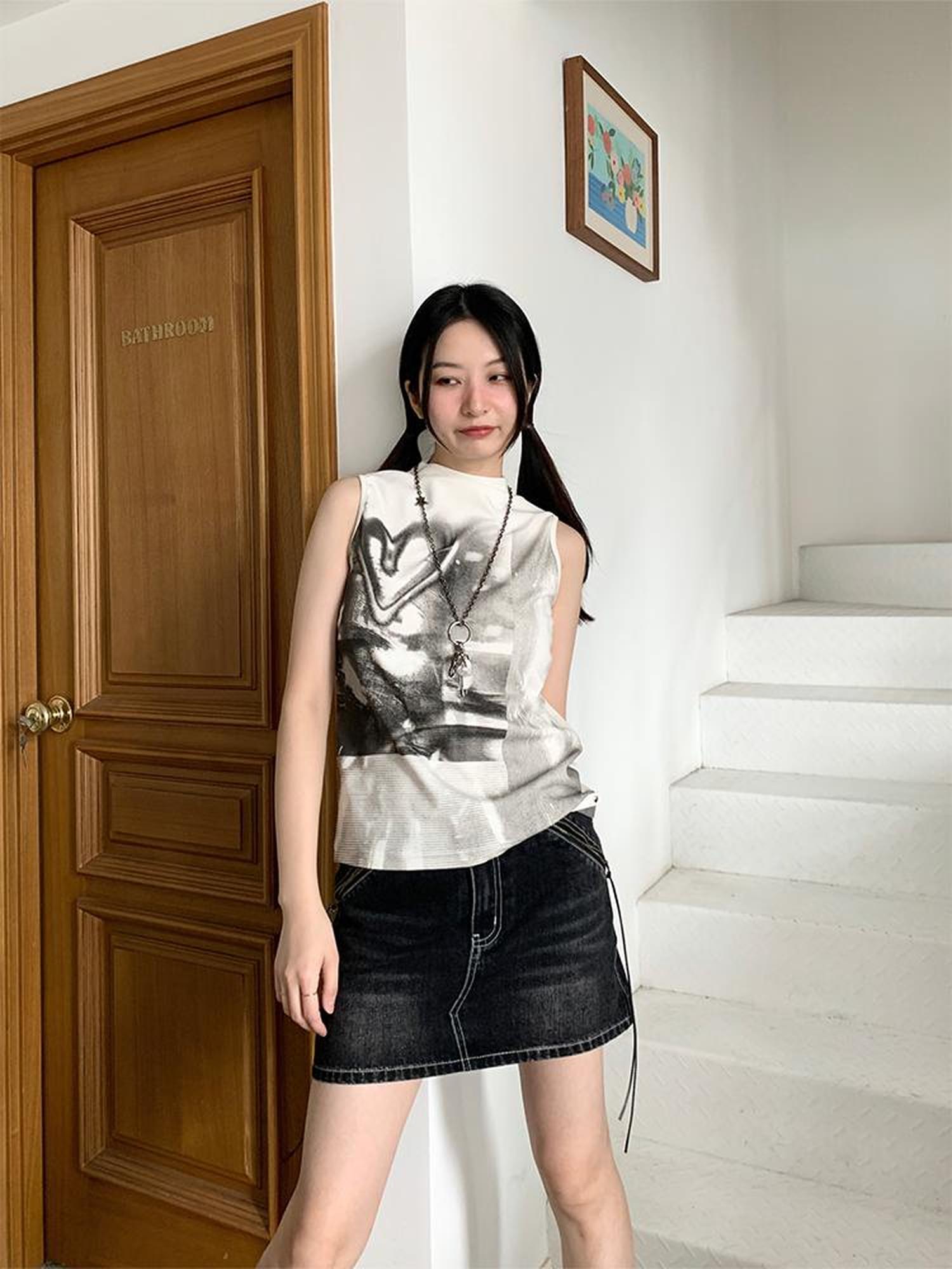 atrandom Sleeveless High Neck Graphic T-Shirt