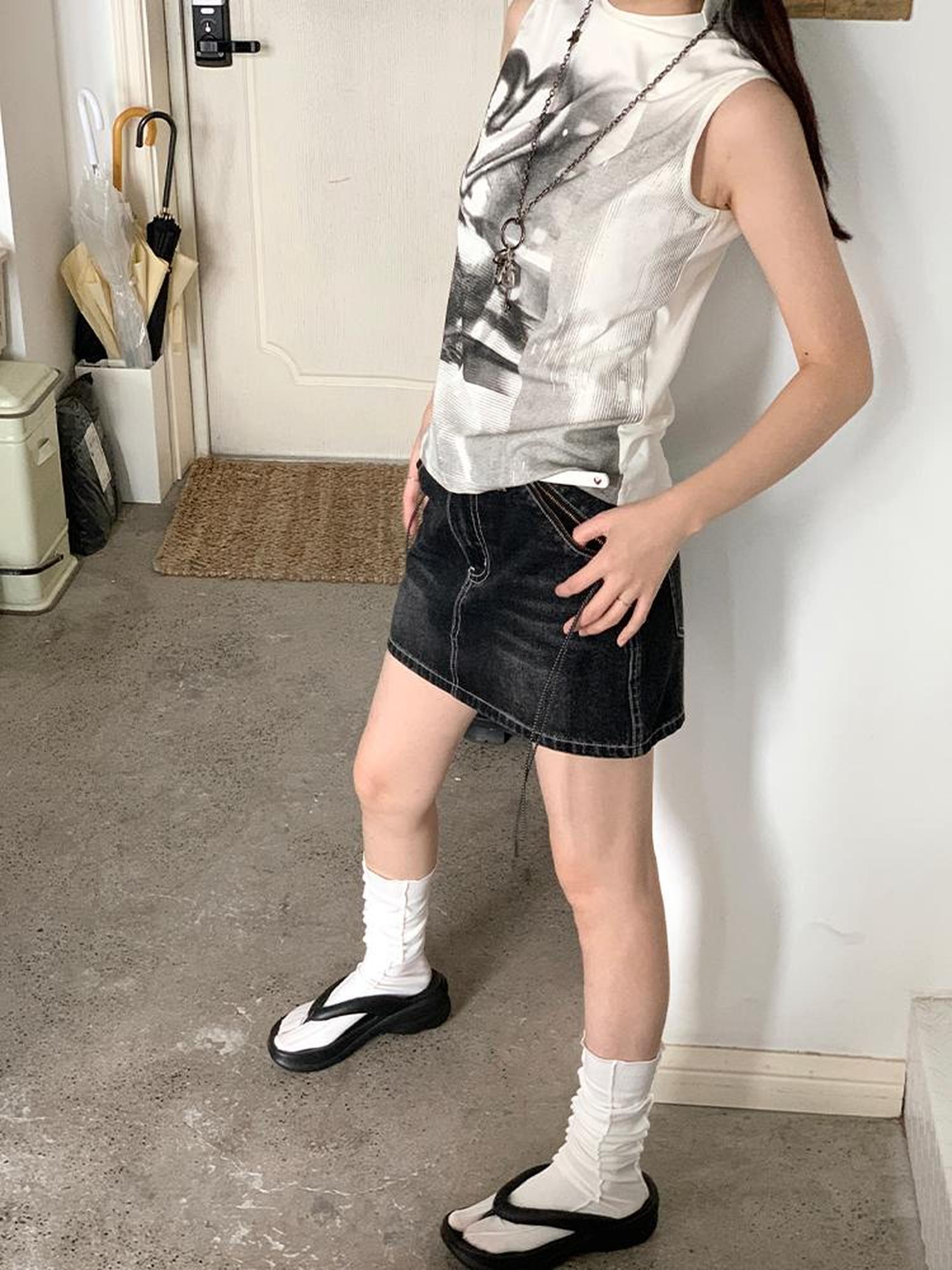 atrandom Sleeveless High Neck Graphic T-Shirt