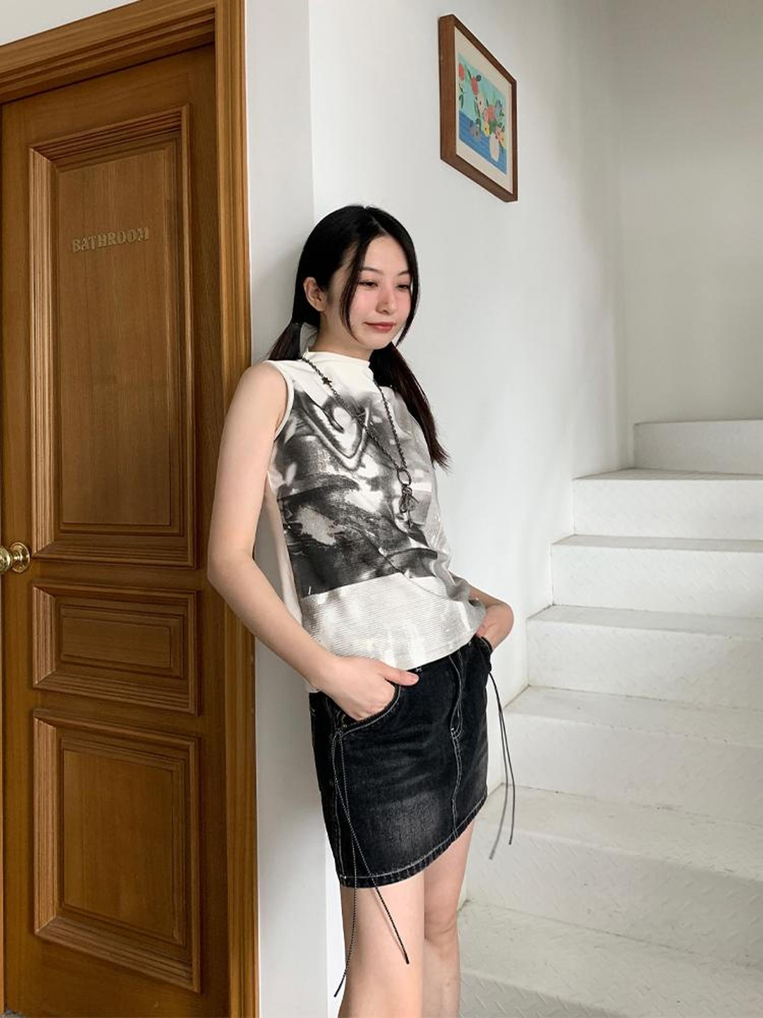 atrandom Sleeveless High Neck Graphic T-Shirt