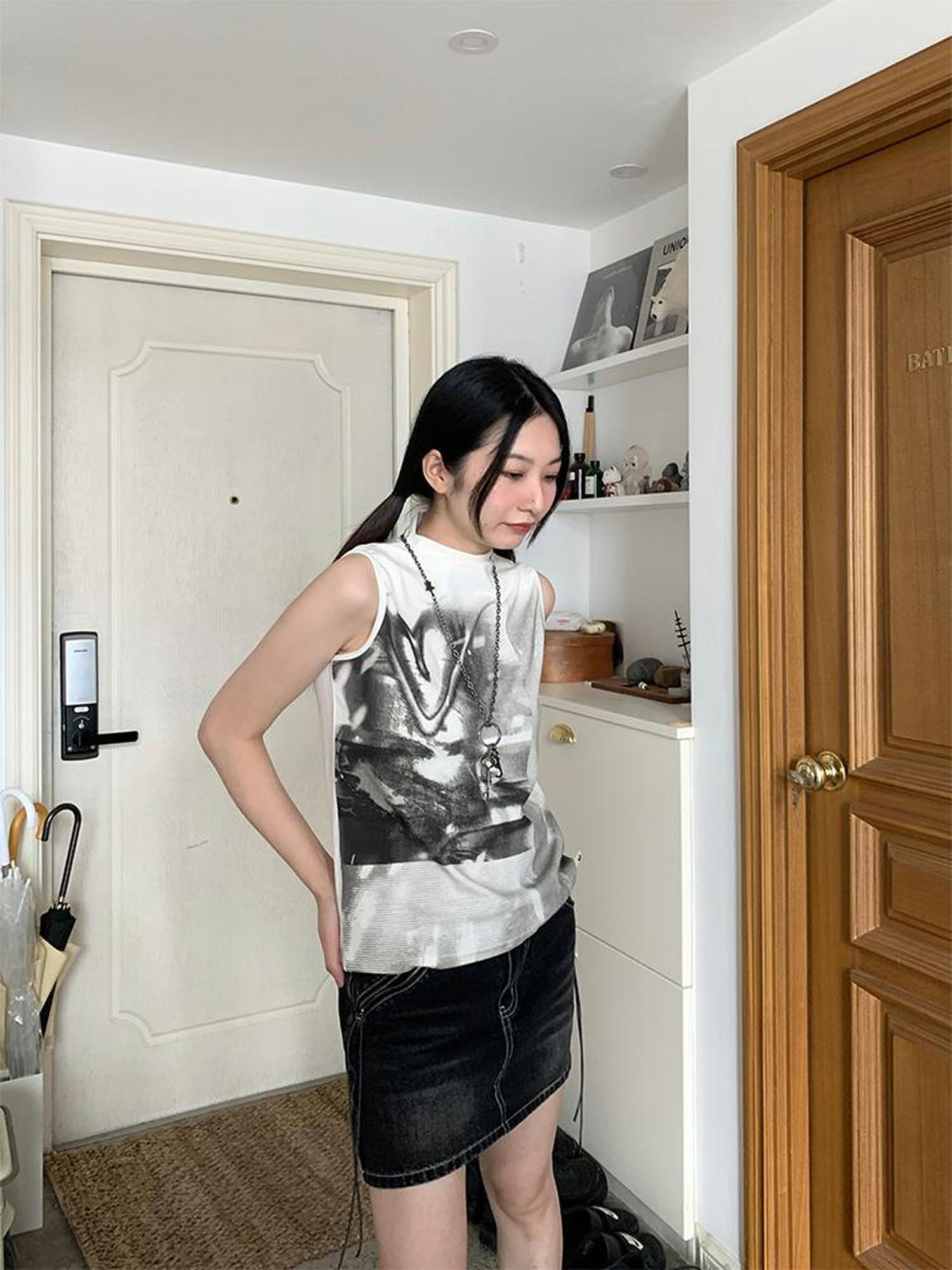 atrandom Sleeveless High Neck Graphic T-Shirt