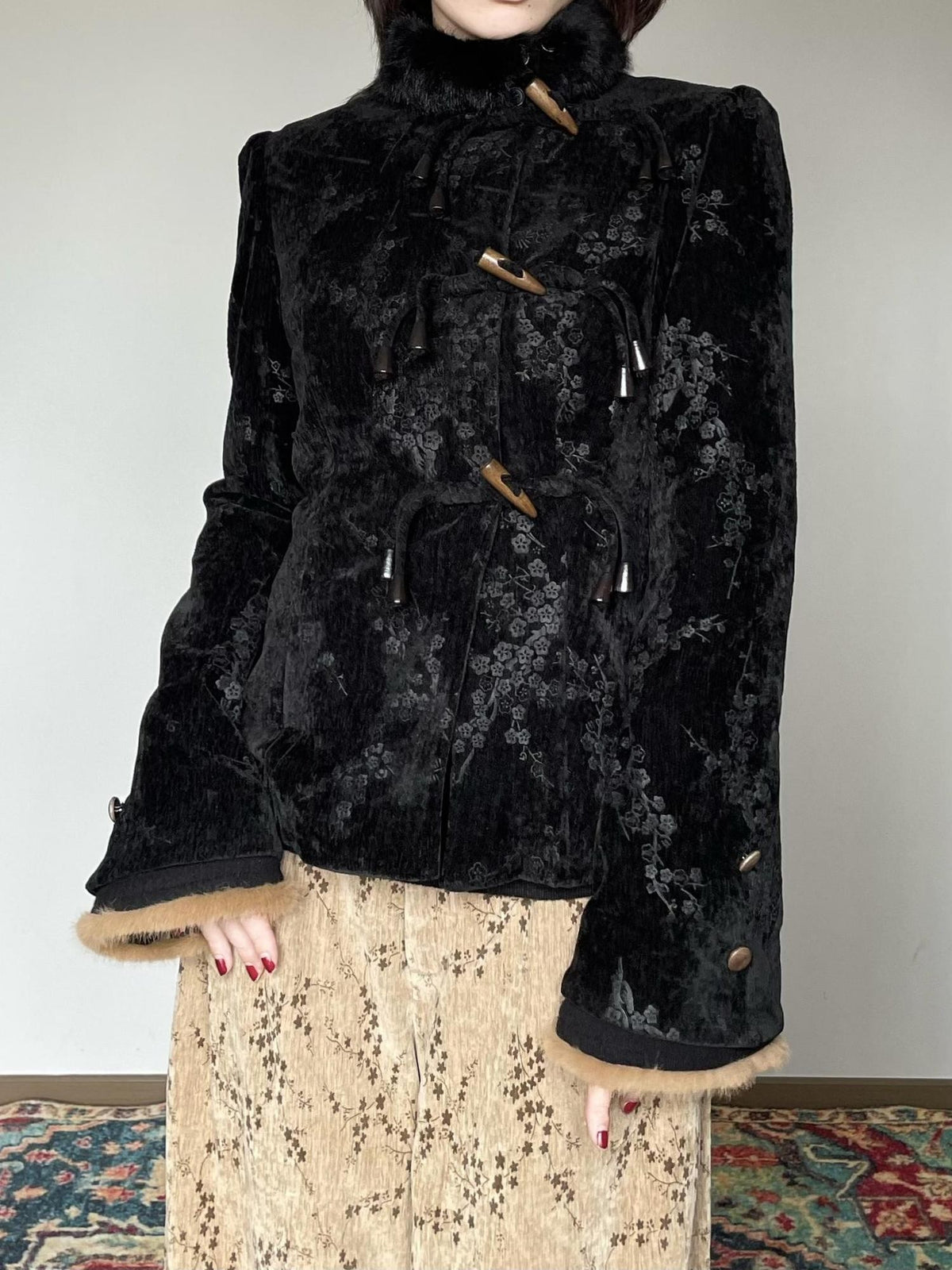 Wet Tail Plum Blossom Horn Button Detachable Collar Women&
