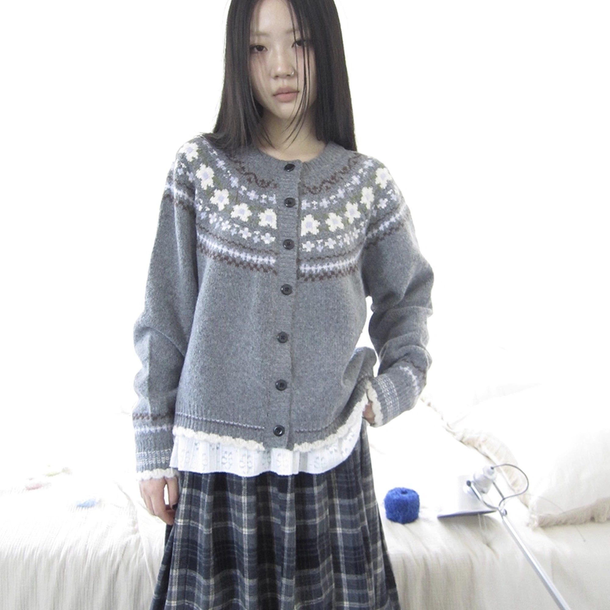 ang_project_Color_Options
V-neck
Long_Sleeve
Ribbed_Hem_And_Cuffs
Kangaroo_Pocket
Fair_Isle_Pattern
Button_Front
Regular_Fit
Model_Height
Chest_Size
Length_MISSTT