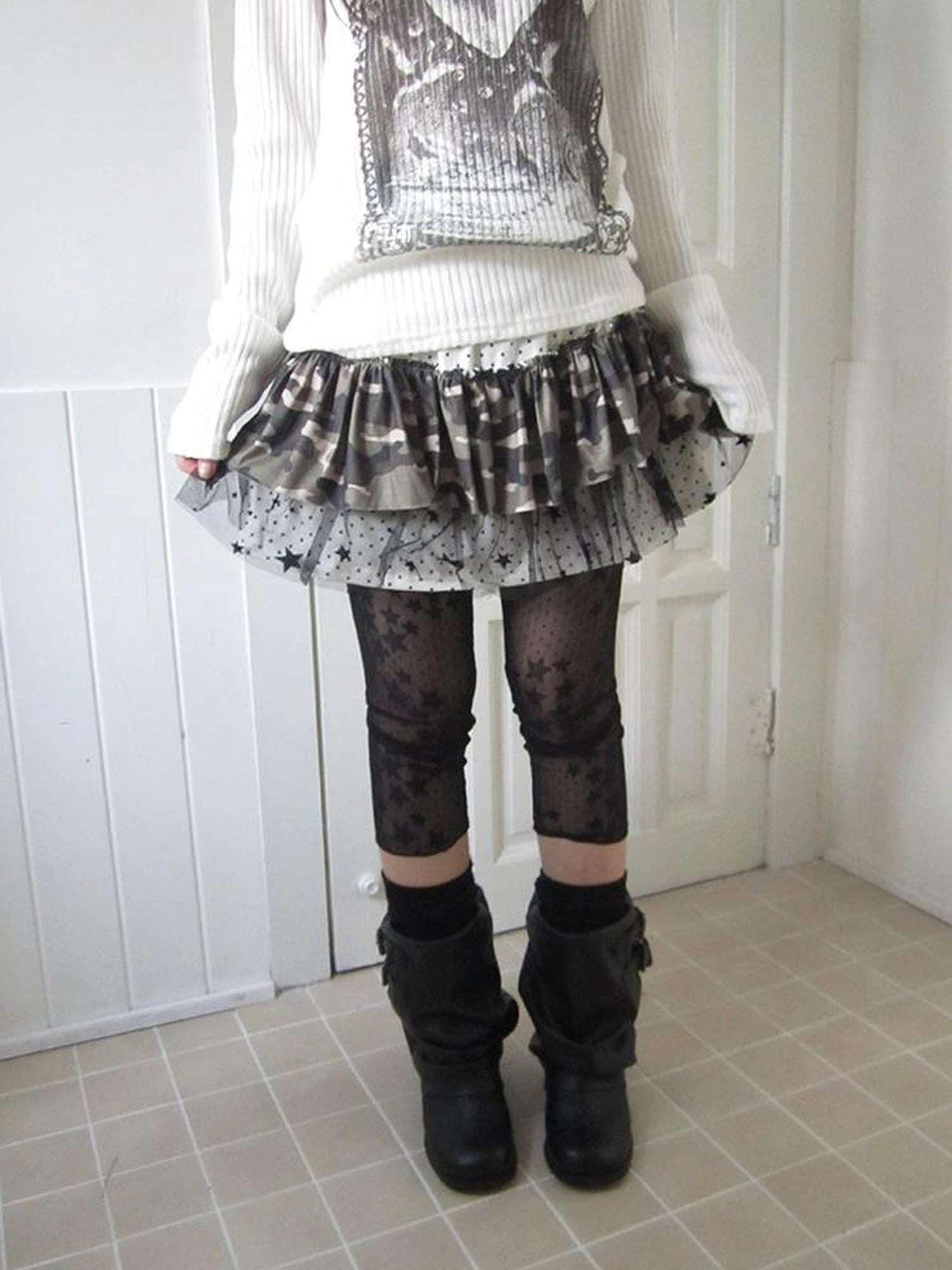 Millennial Lace Star Print Stretch Capri Leggings