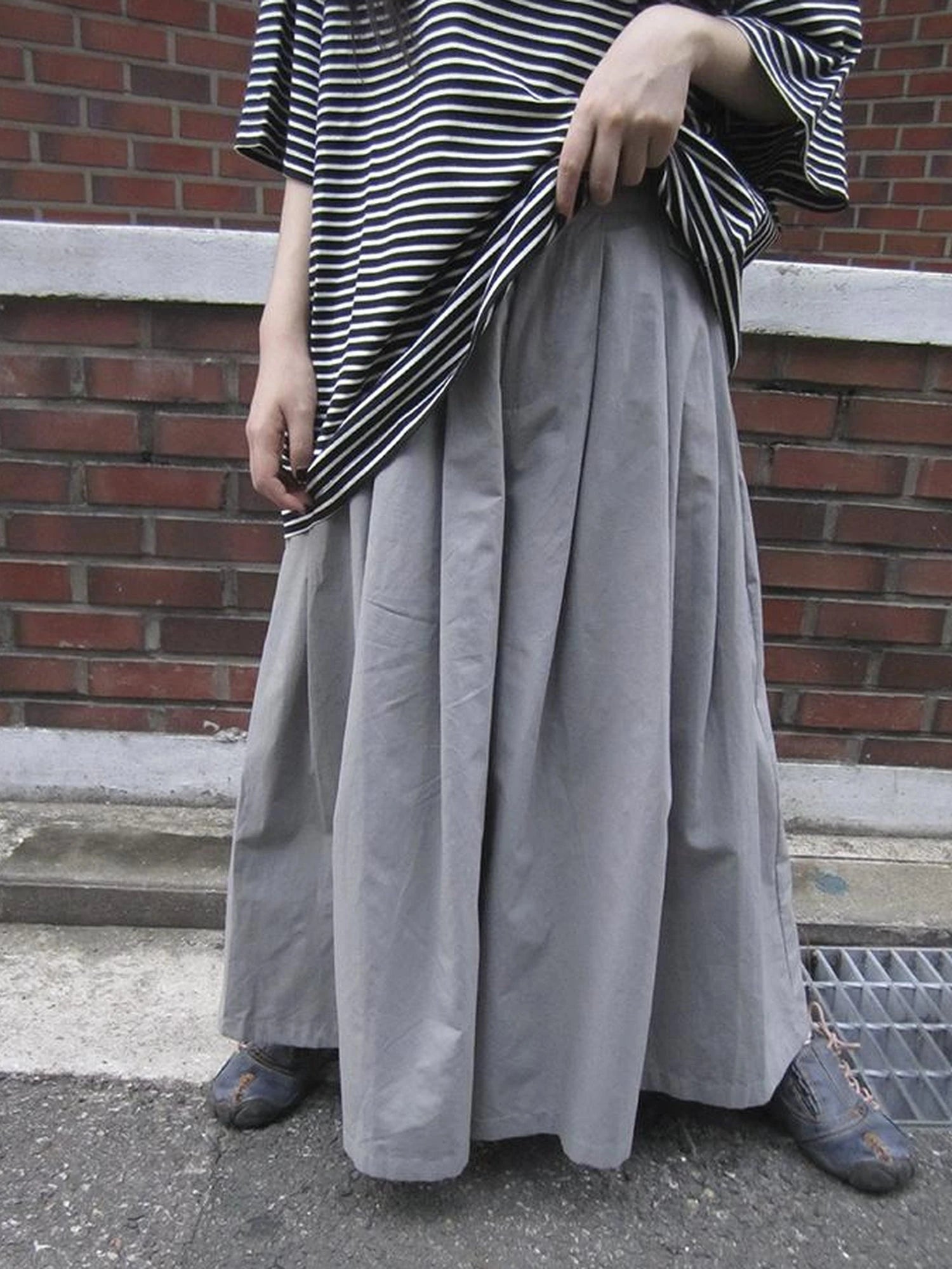 Wide Leg Cropped Pants with Elastic Waist and Pleated Detail