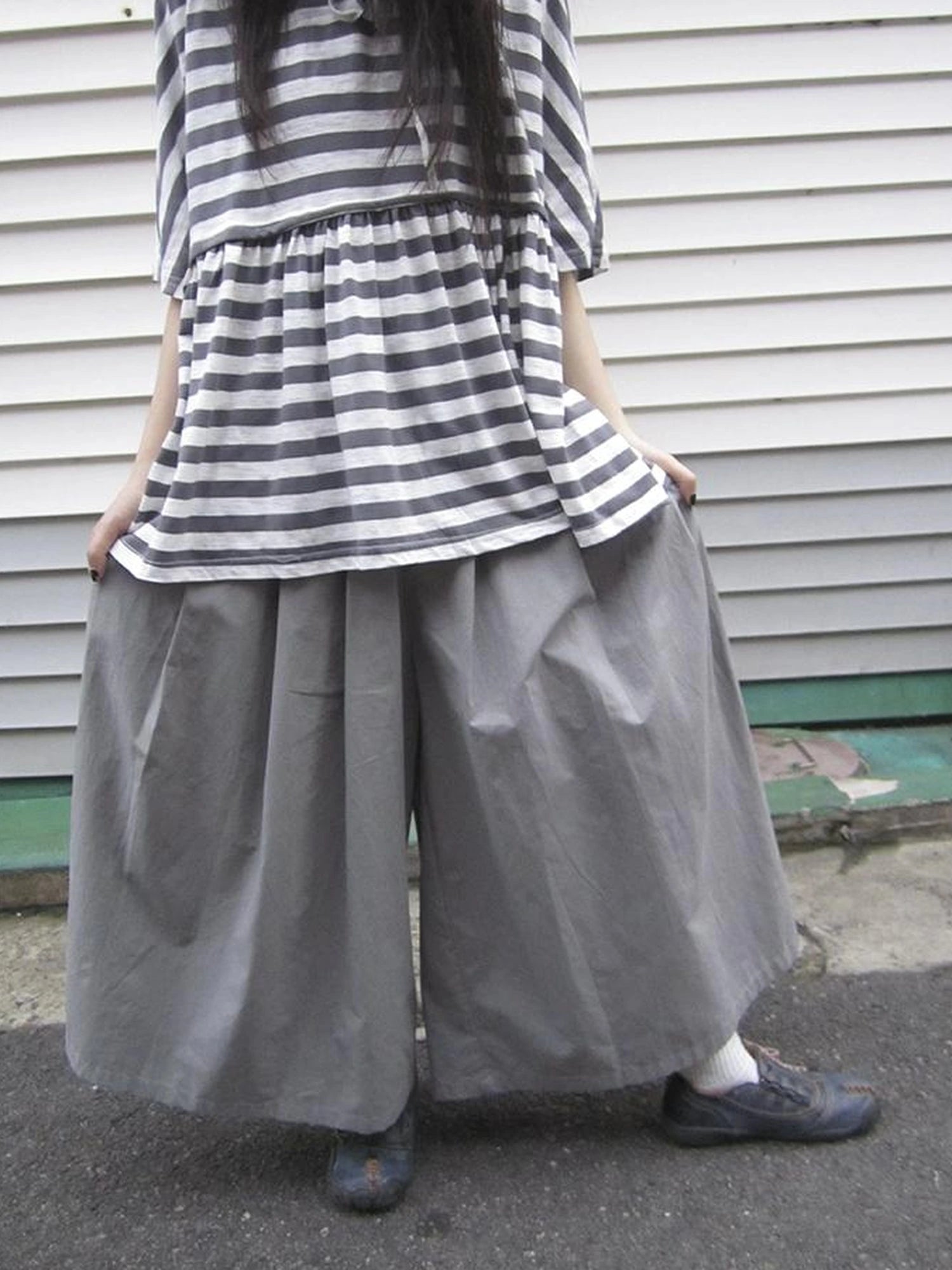 Wide Leg Cropped Pants with Elastic Waist and Pleated Detail