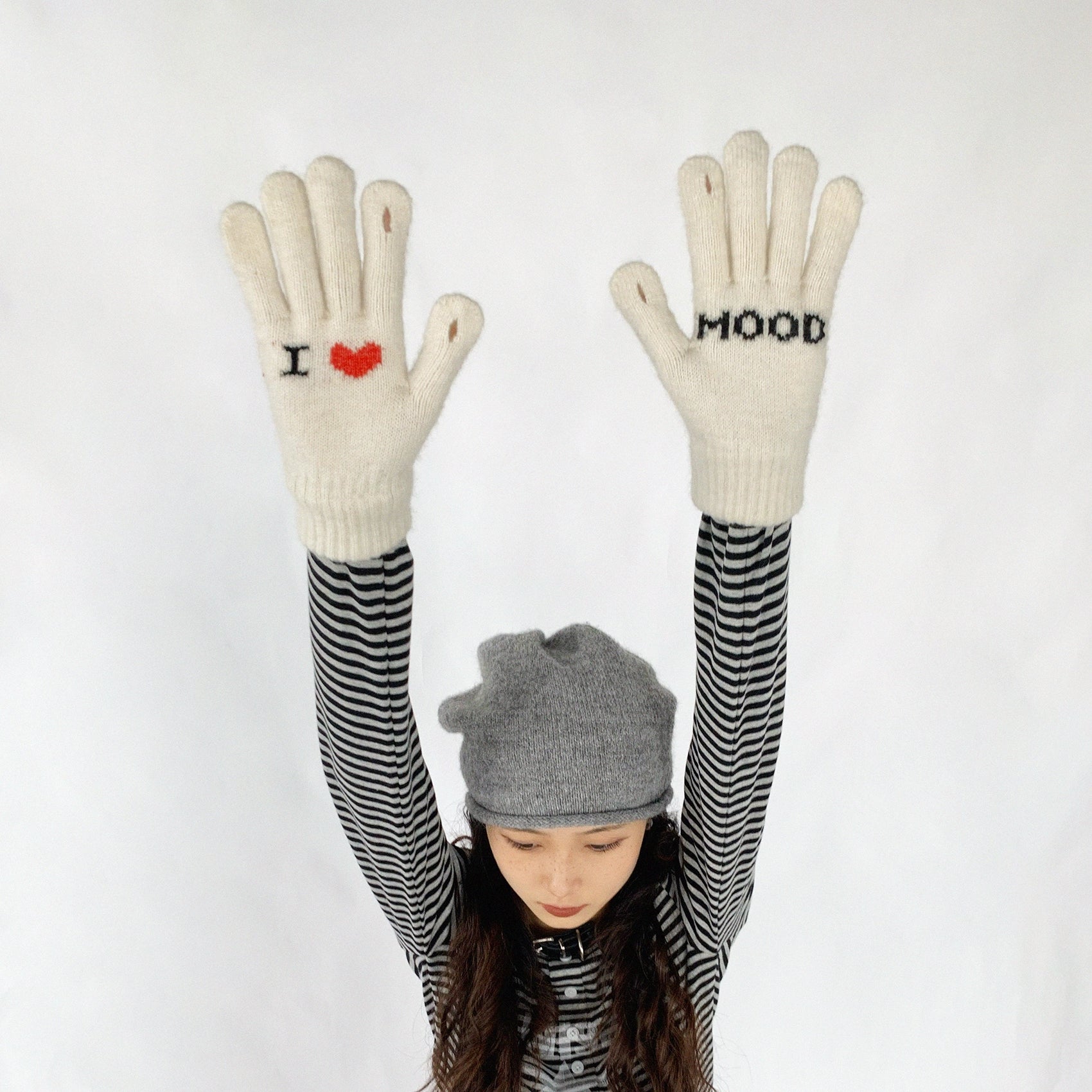 innomoood_Emotional_Touchscreen_Wool_Gloves_With_Heart_Pattern_MISSTT