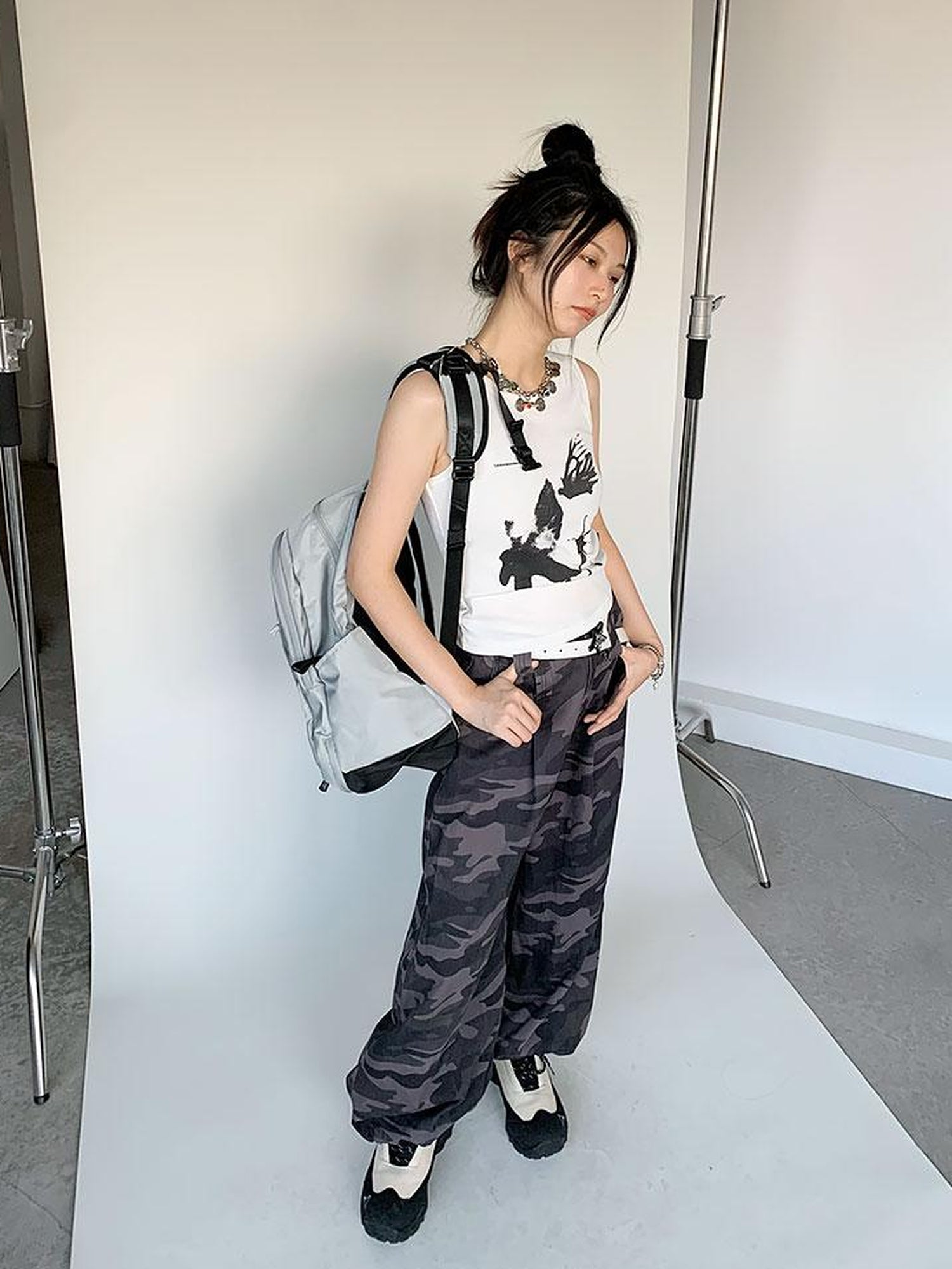 innomoood Moth Print Sleeveless Stretch Vest