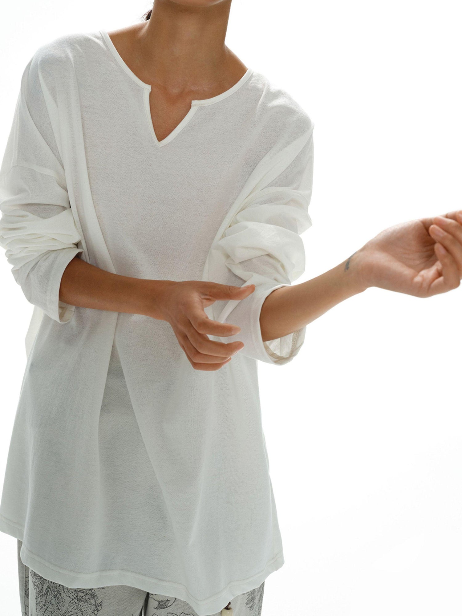 oinimi Oversized White V-Neck Sun Protection Tee Dropped Shoulder Relaxed Fit