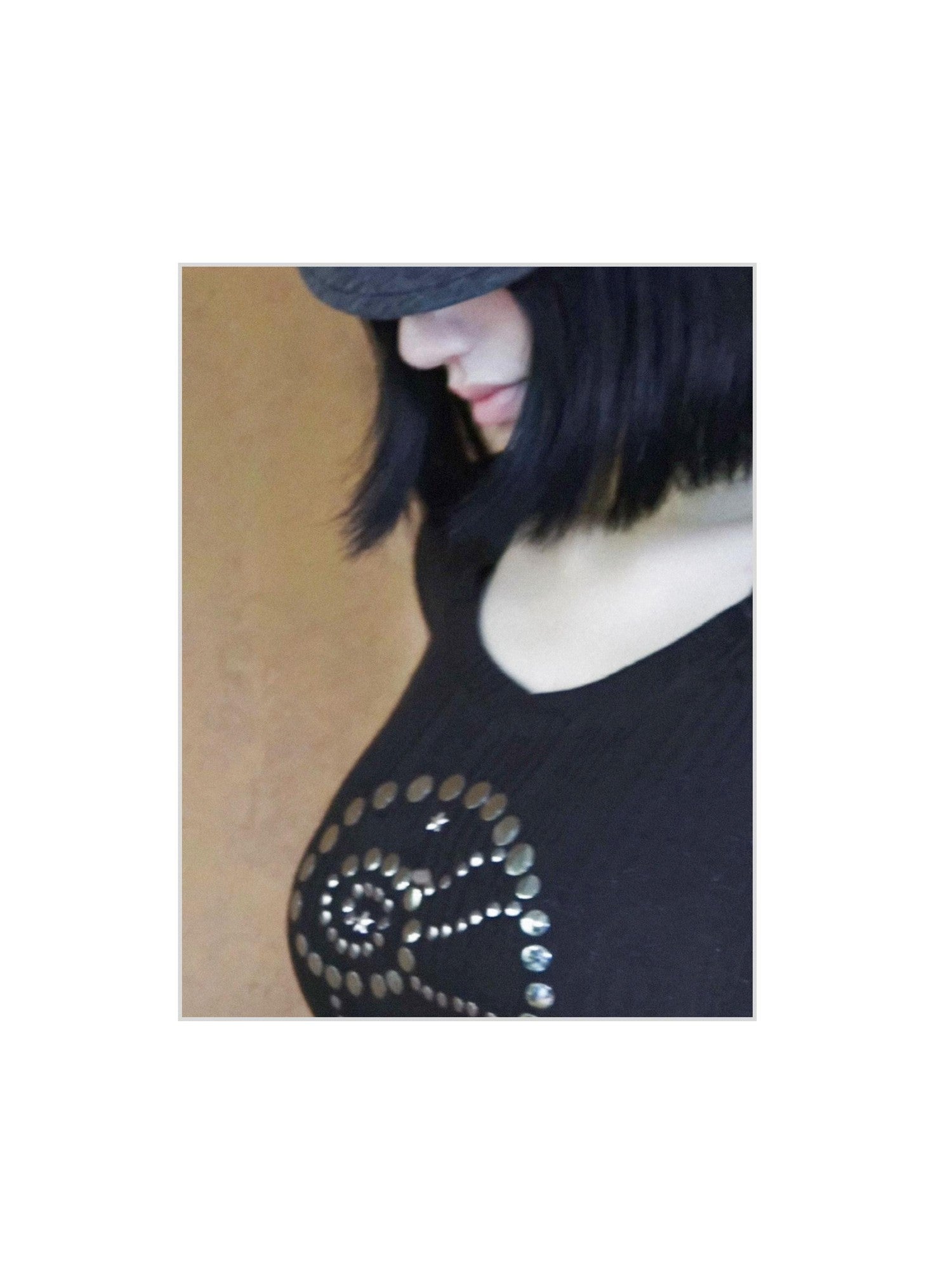 takeabreak Black Studded Conch Rhinestone V-neck Women&