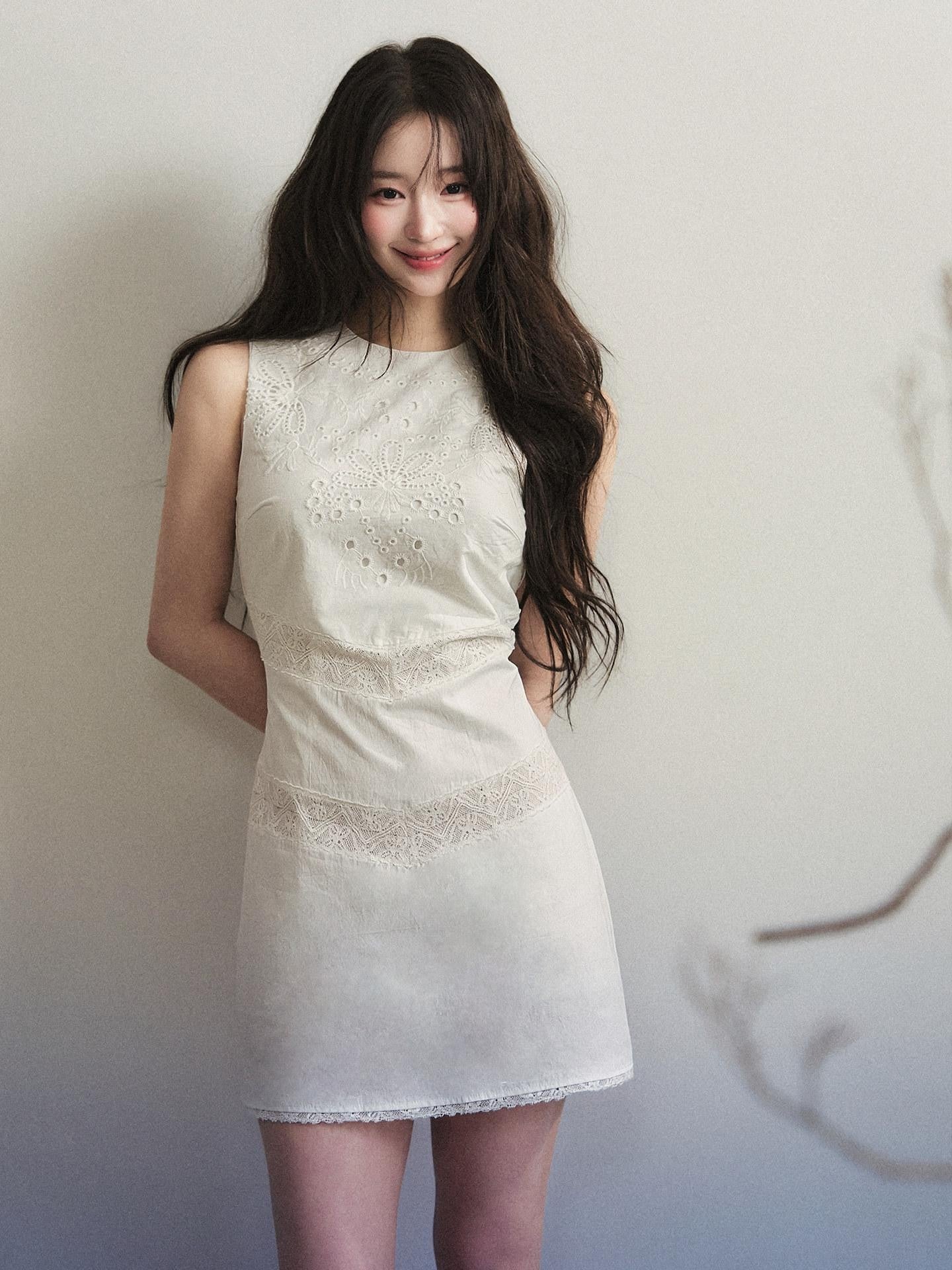 1P STUDIO Cutout Embroidered Lace Slim Fit Sleeveless Women&