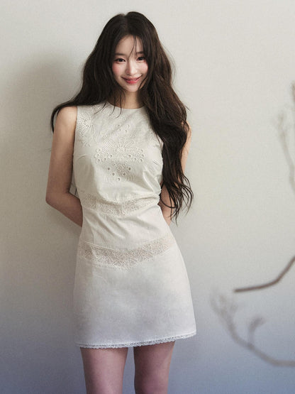 1P STUDIO Cutout Embroidered Lace Slim Fit Sleeveless Women&