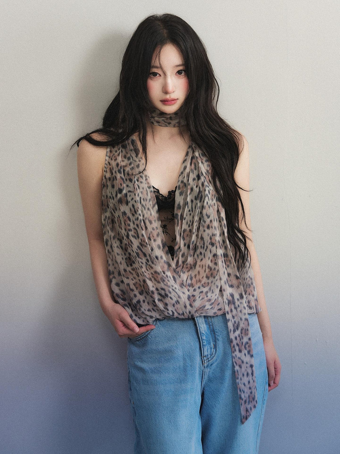 1P STUDIO Leopard Print V-neck Cropped Wide Fit Women&