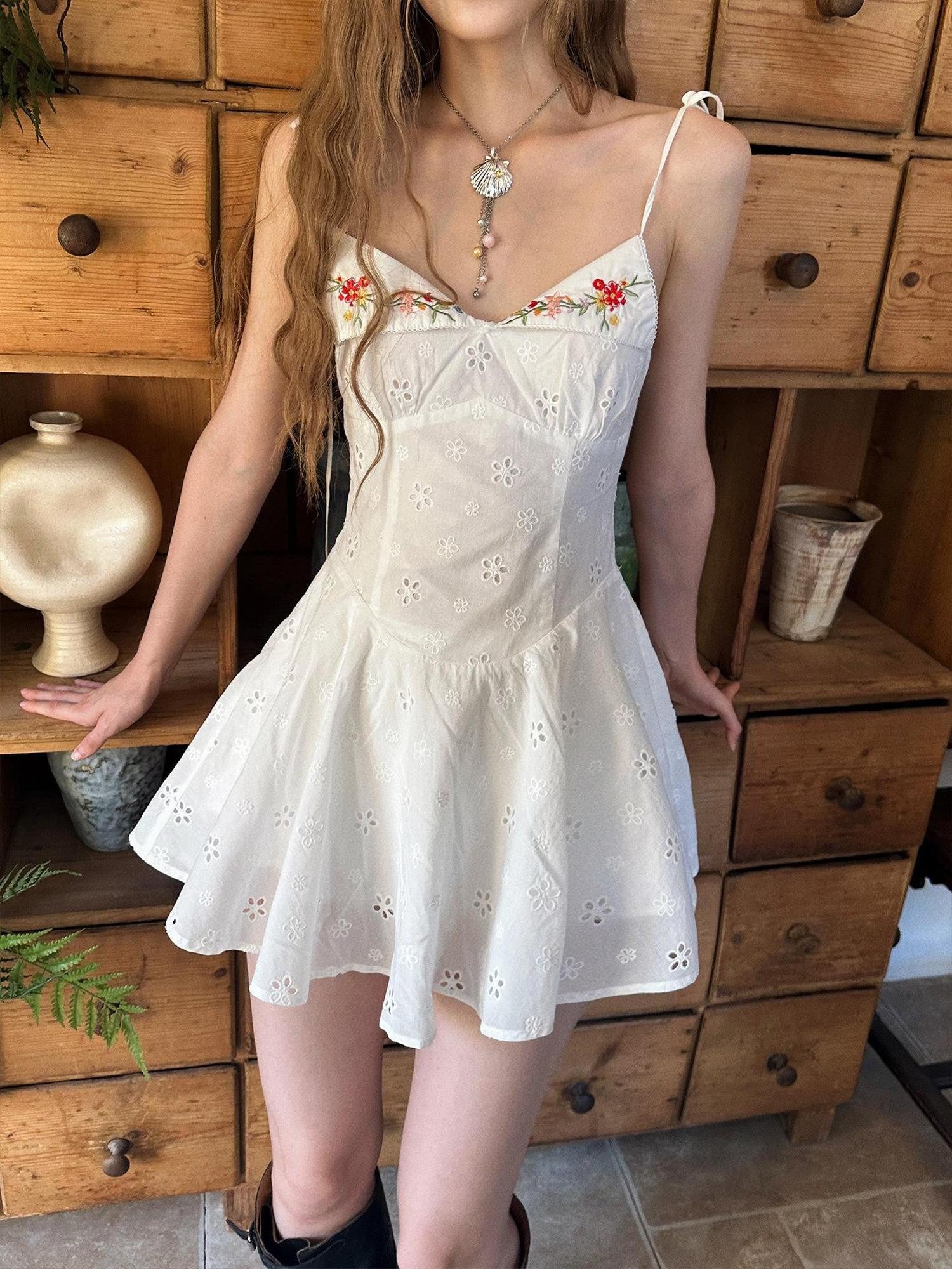 1P STUDIO White Floral Cutout Embroidered V-neck Strappy Women&