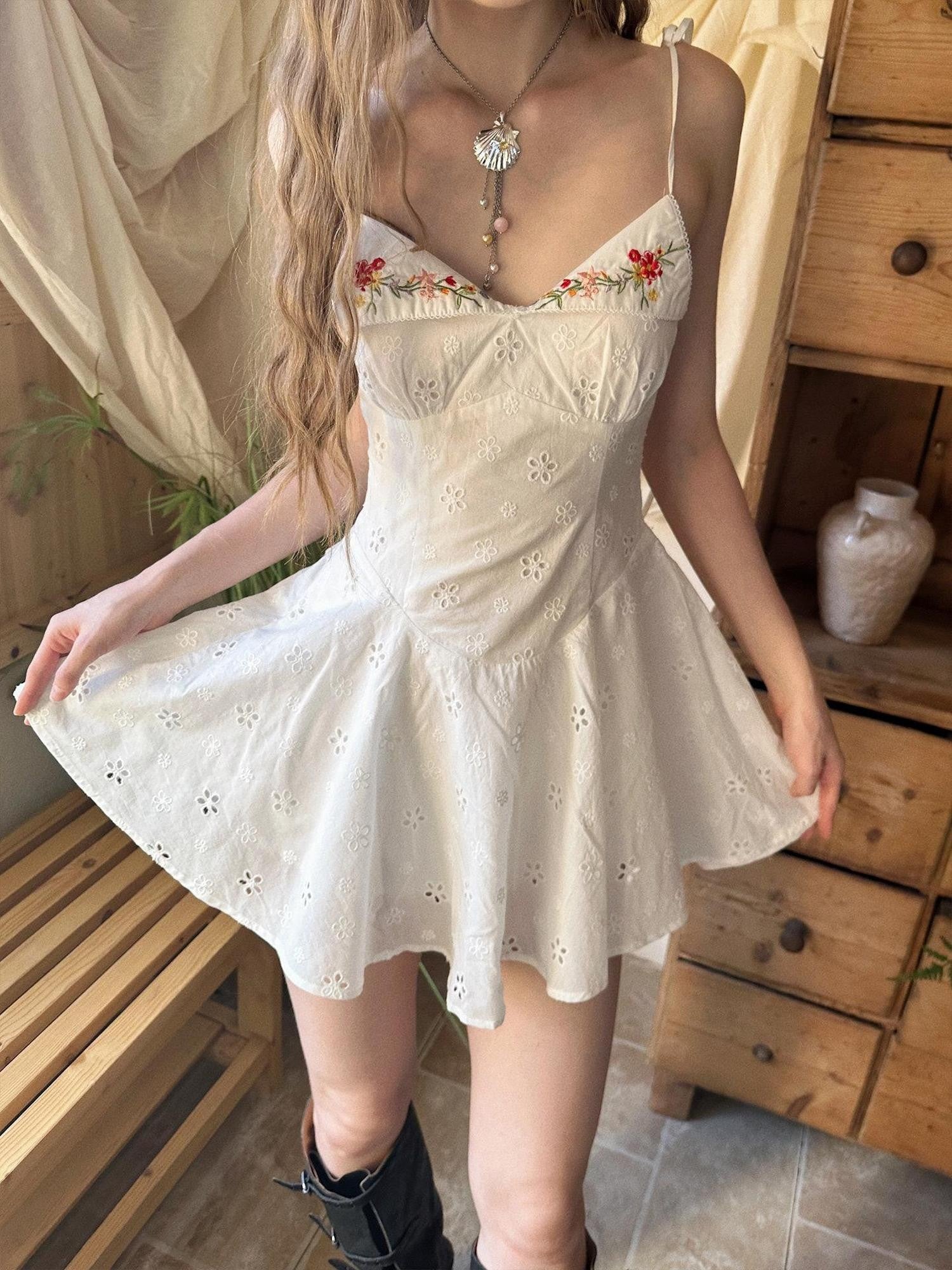 1P STUDIO White Floral Cutout Embroidered V-neck Strappy Women&
