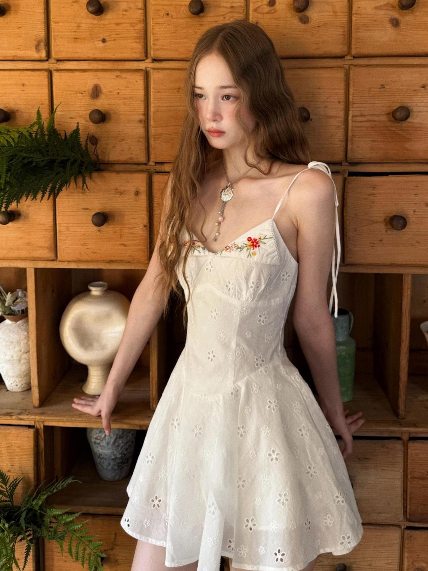 1P STUDIO White Floral Cutout Embroidered V-neck Strappy Women&
